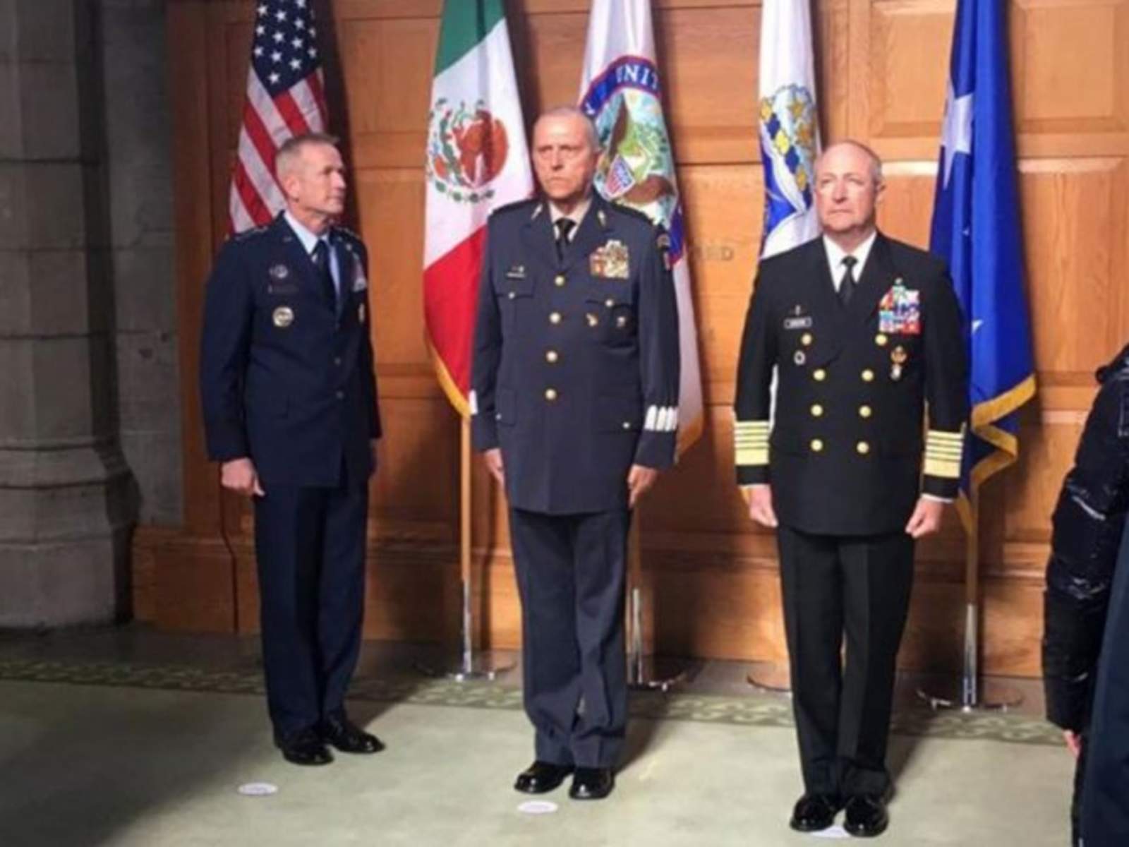 EU condecora a los secretarios de la Defensa y la Marina de México. Noticias en tiempo real