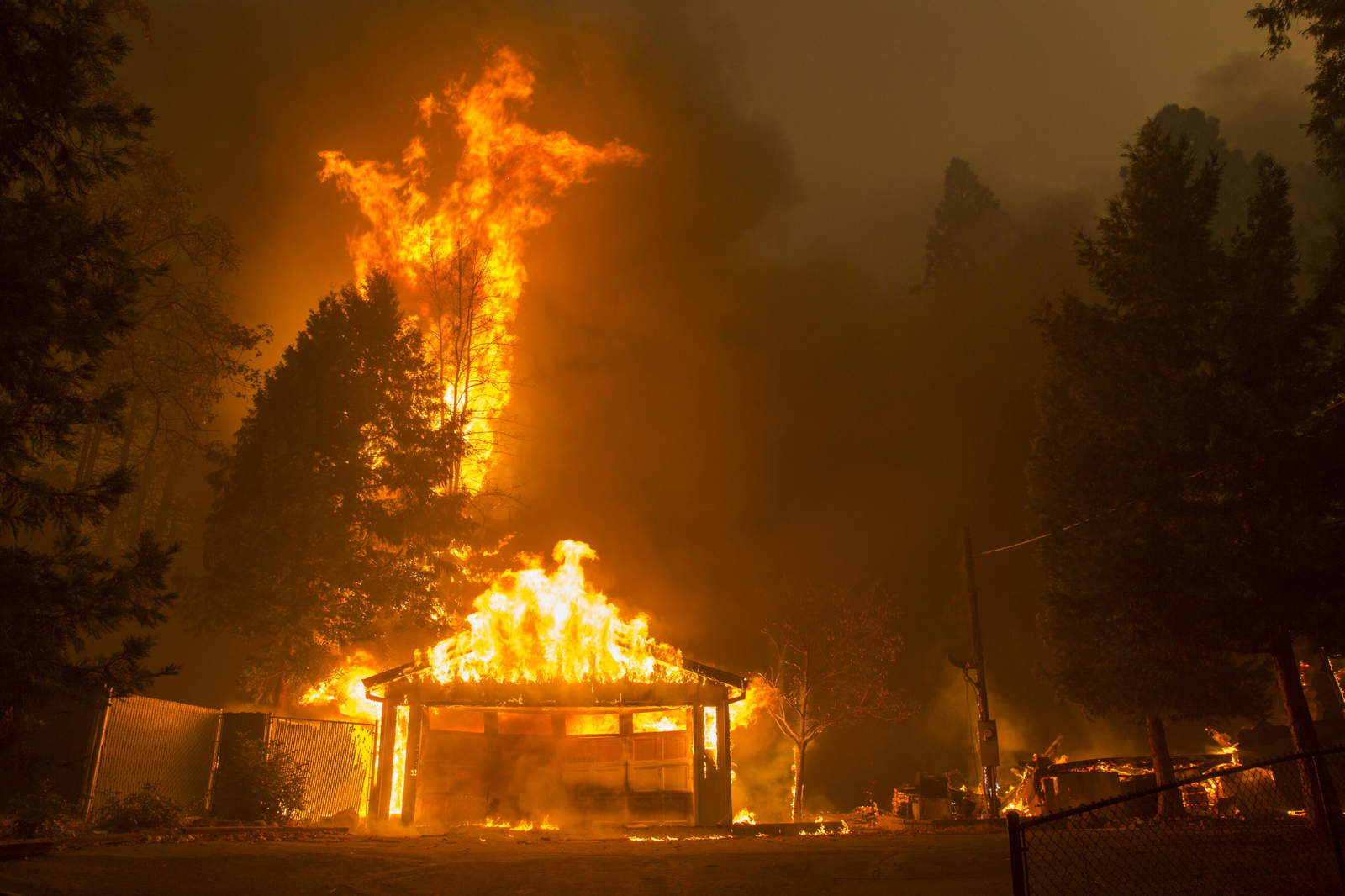 Reportan 74 muertos en California por incendios; suman más de mil desparecidos. Noticias en tiempo real