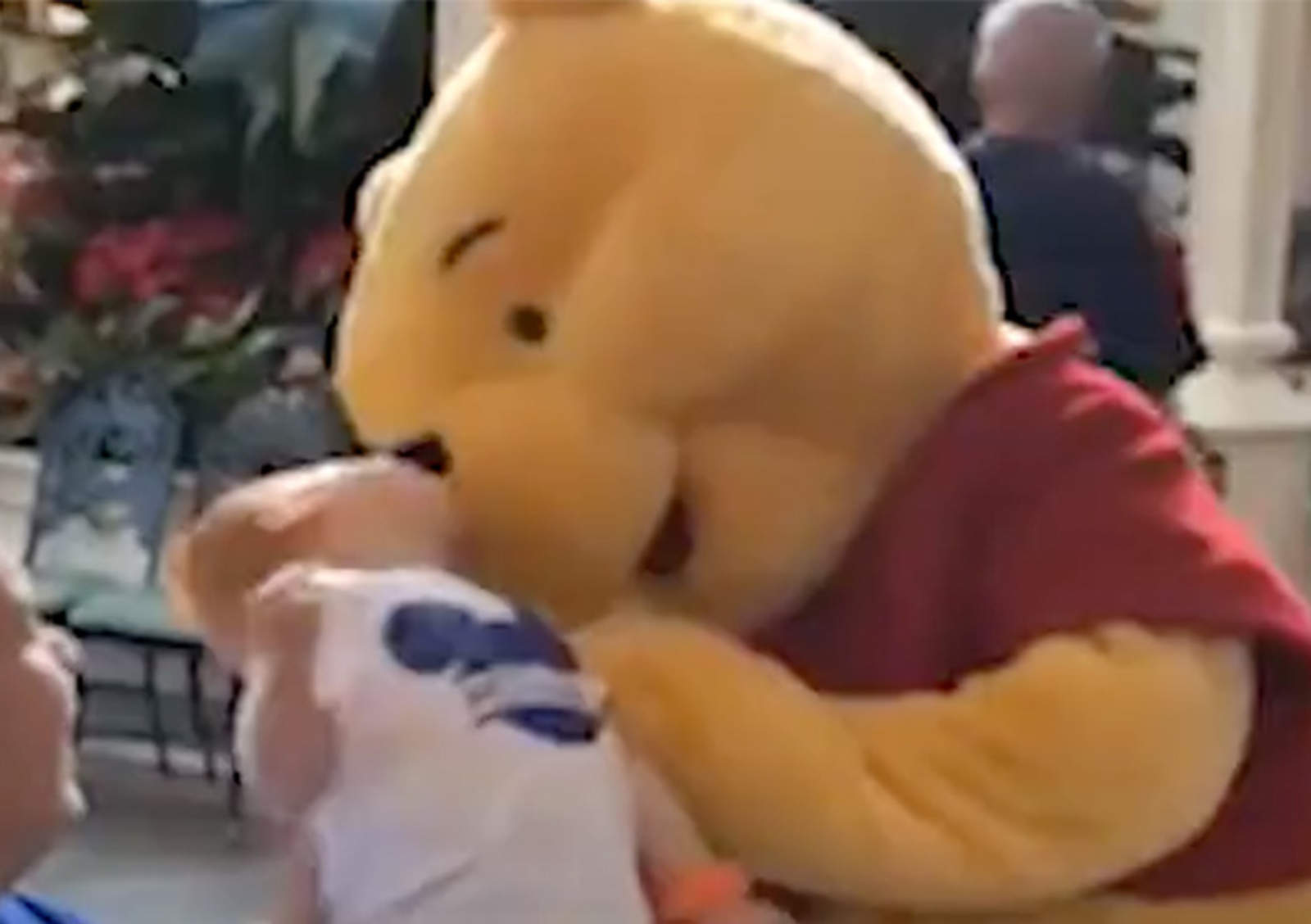Winnie Pooh vive bello momento con niño discapacitado. Noticias en tiempo real