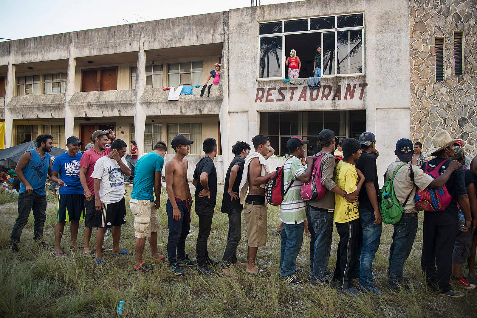 Migrantes reciben primer pago de 2 mil pesos del programa Estás en tu Casa. Noticias en tiempo real