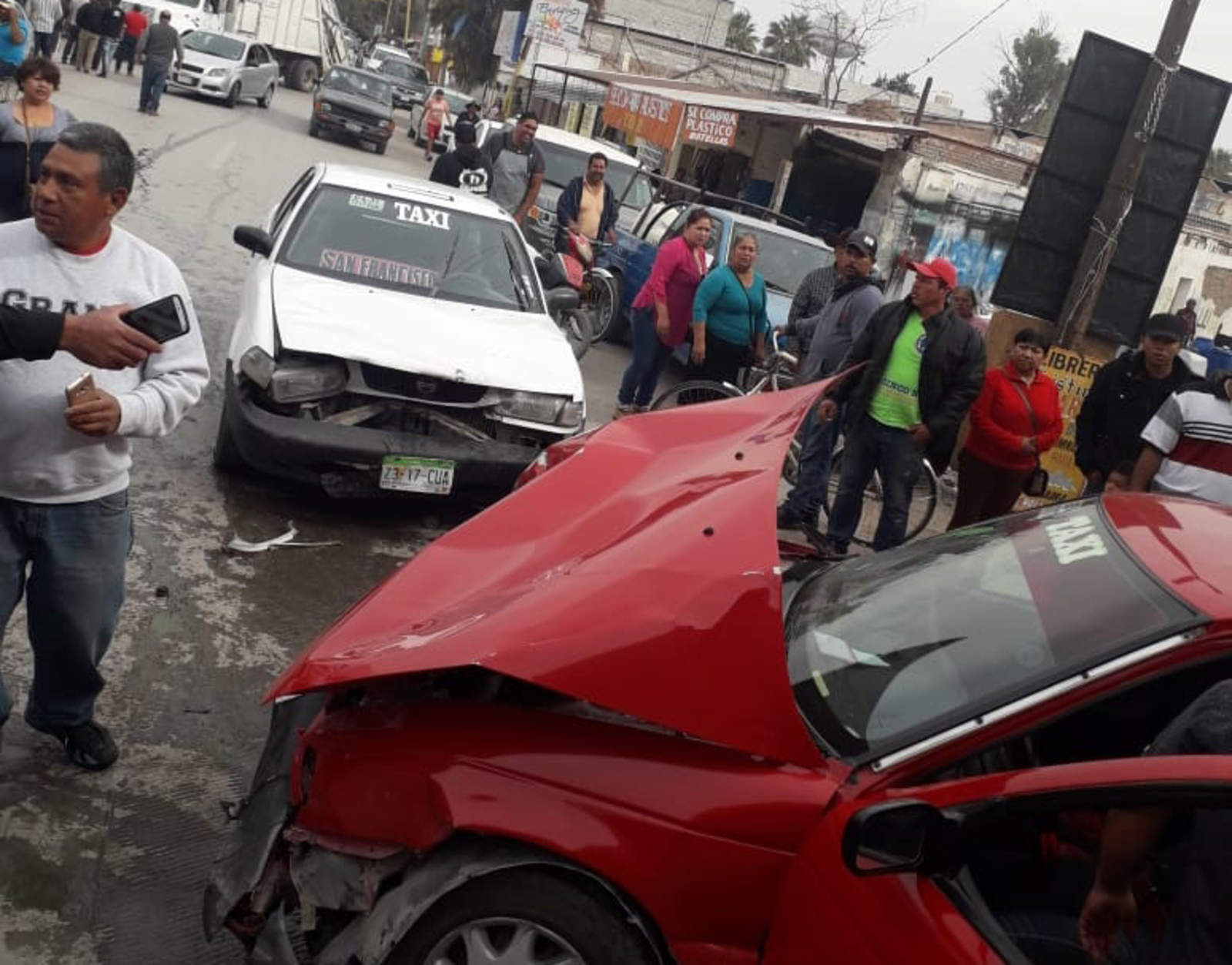 Tren impacta taxi en Madero; hay un lesionado. Noticias en tiempo real