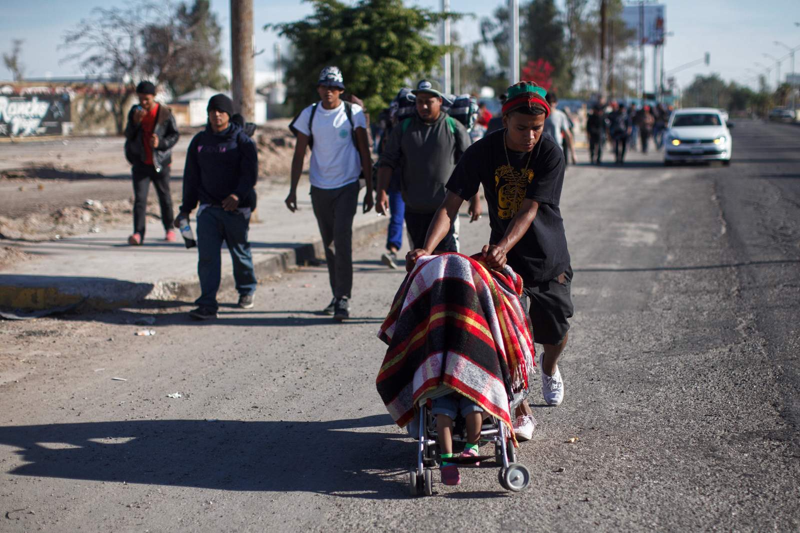 Migrantes rezagados se plantean seguir a EU o quedarse en México. Noticias en tiempo real