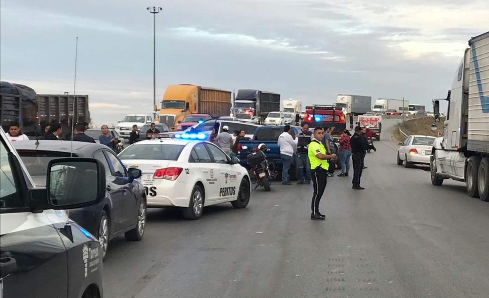 Choque múltiple provoca caos vial en Periférico de Torreón. Noticias en tiempo real