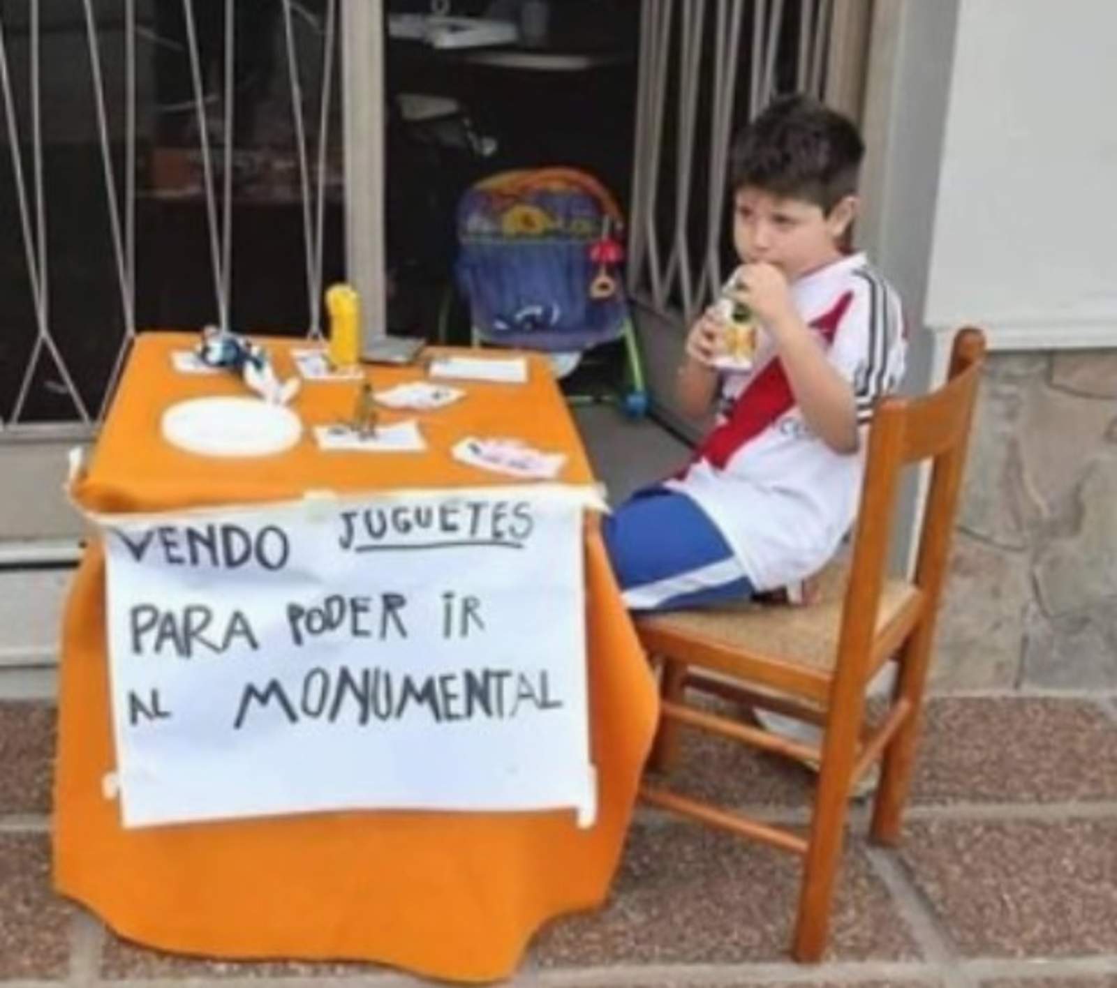 Niño vende sus juguetes para ir a la final de Libertadores. Noticias en tiempo real