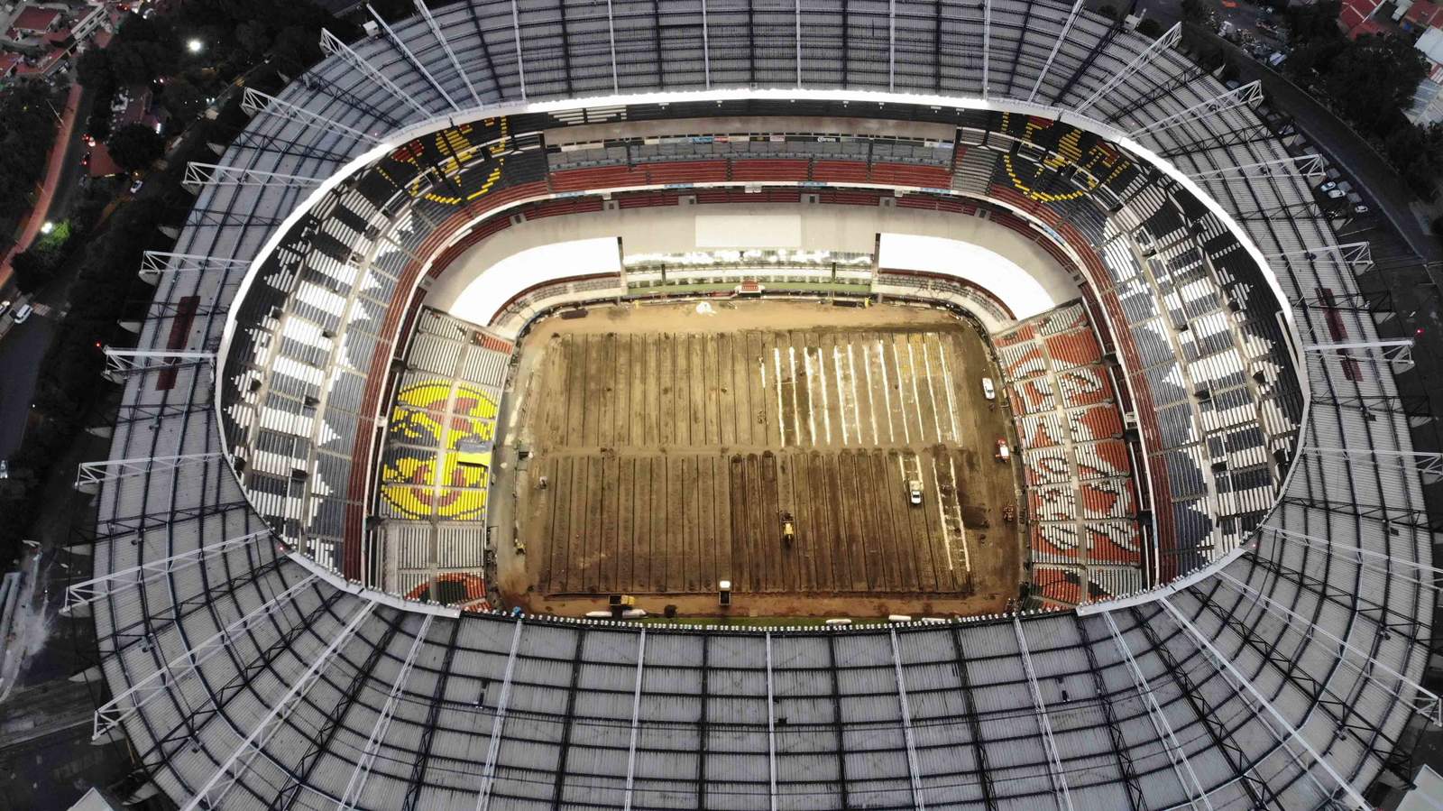 Estadio Azteca luce sin césped a días de la liguilla. Noticias en tiempo real