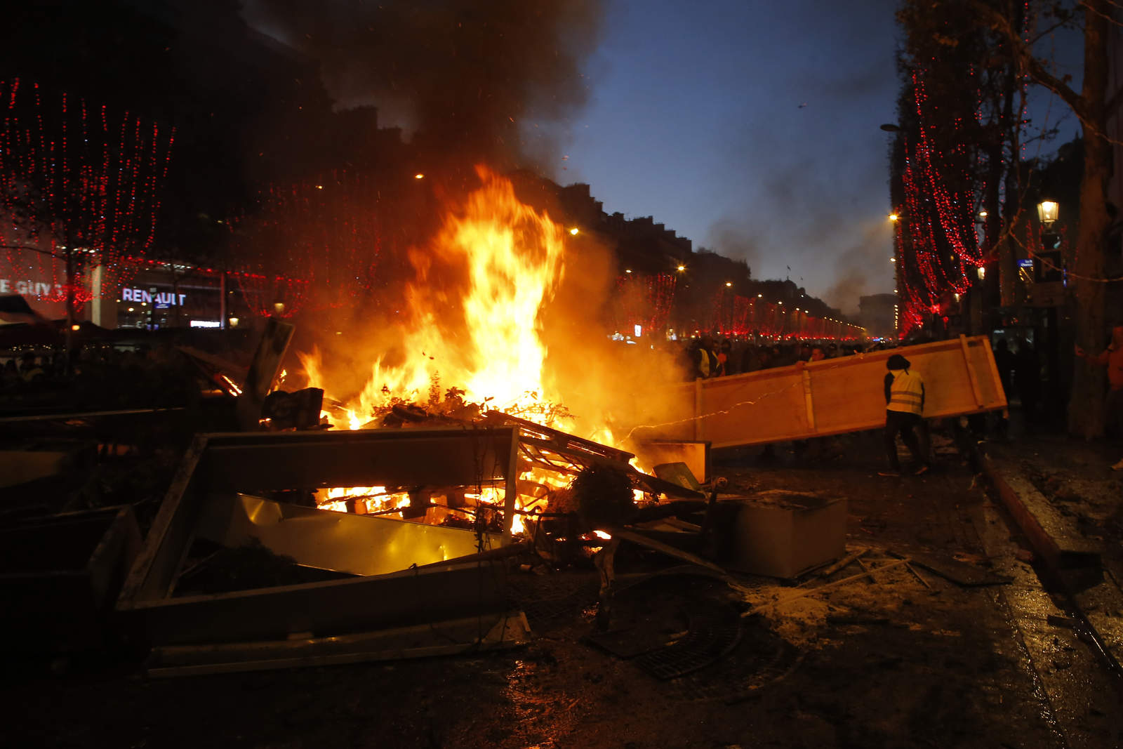 Reportan incidentes violentos en París en protesta por gasolinazo. Noticias en tiempo real