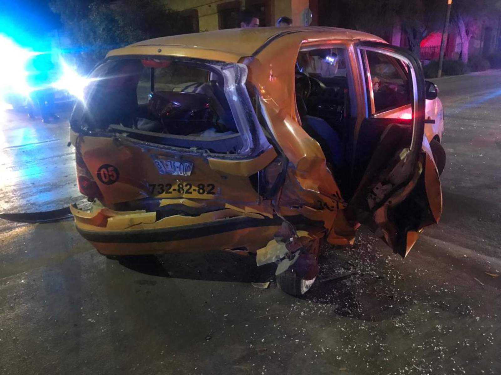 Ebrio impacta su vehículo contra taxi en Torreón. Noticias en tiempo real