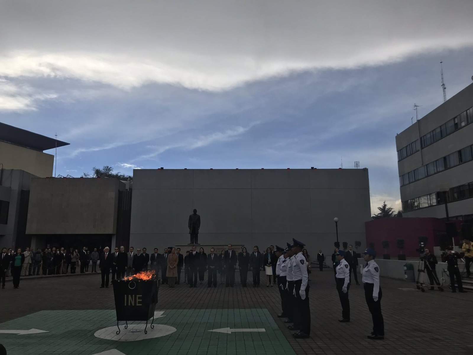 Instituto Nacional Electoral incinera la Bandera Nacional. Noticias en tiempo real