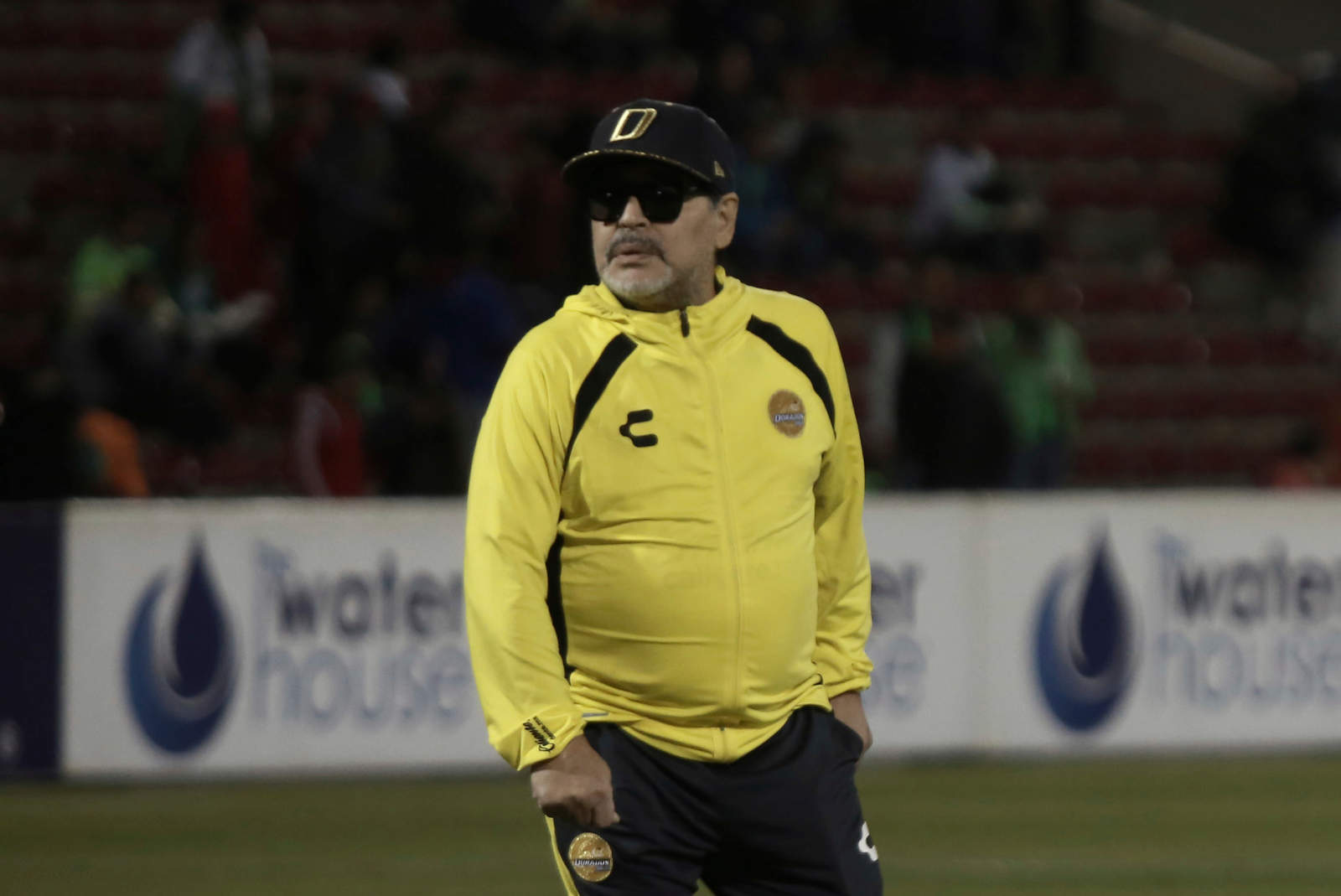 Maradona pide a seguridad retirar a reportero. Noticias en tiempo real