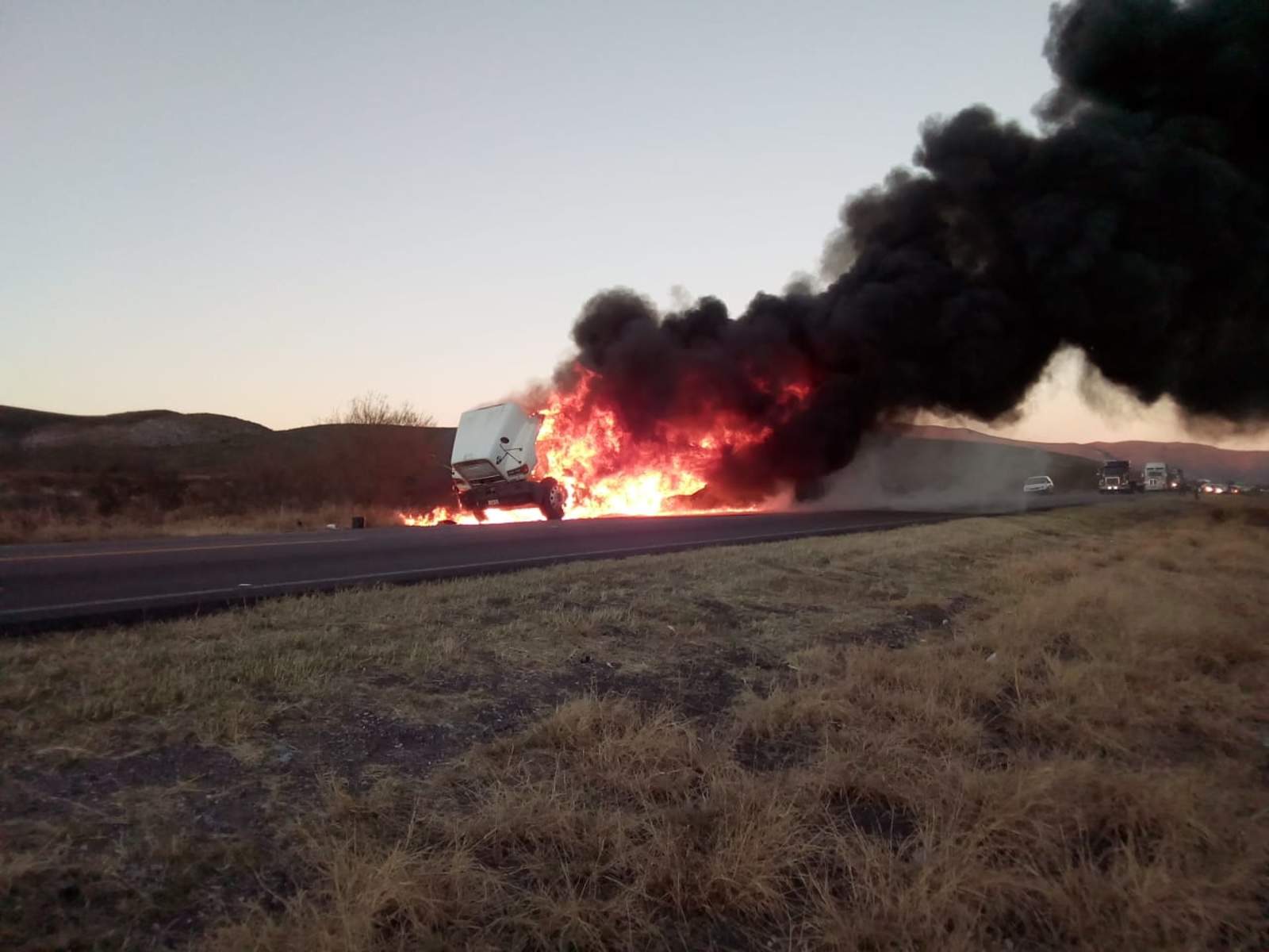 Se incendia camión de empresa cervecera en la libre GP-Durango. Noticias en tiempo real