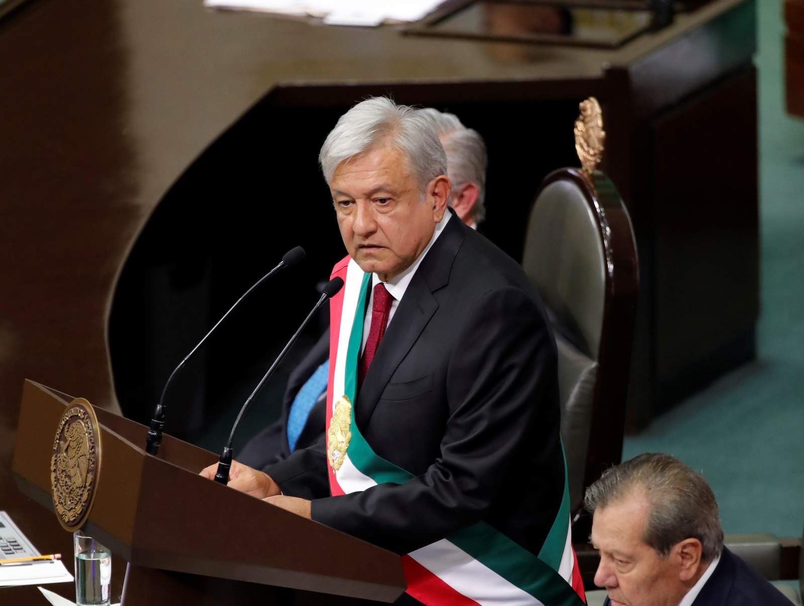 Interrumpen mensaje de AMLO para pase de lista de los 43. Noticias en tiempo real