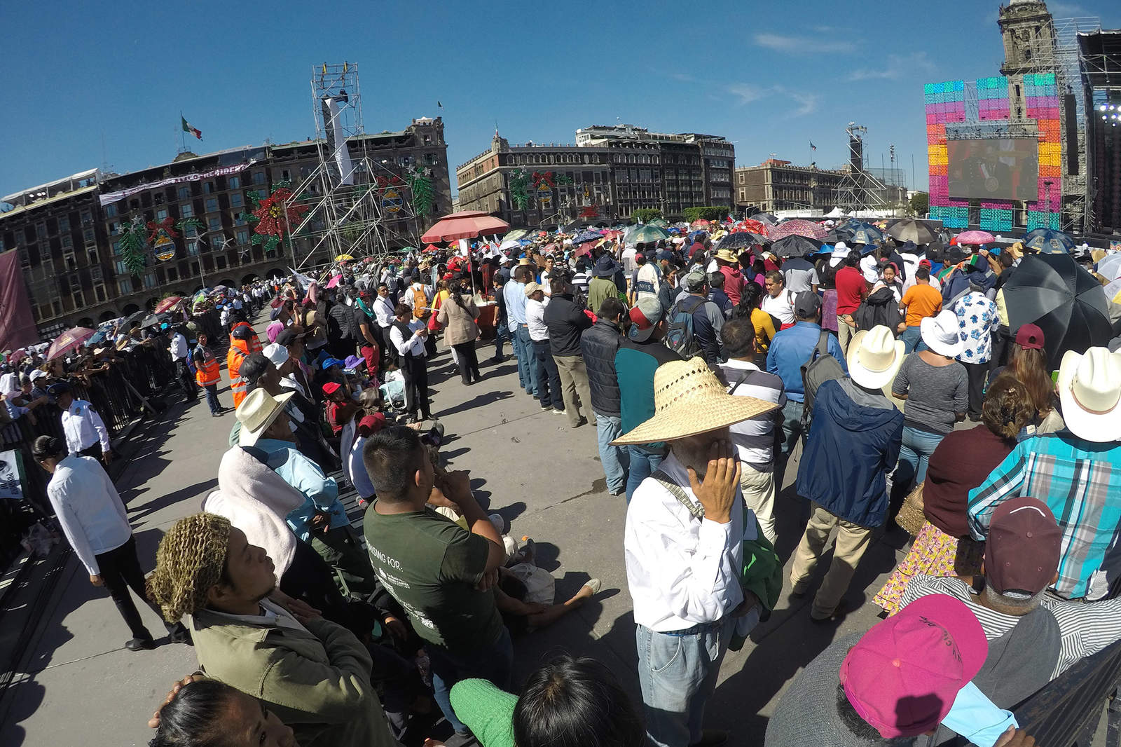 Realizan verbena popular en el Zócalo por investidura de AMLO. Noticias en tiempo real