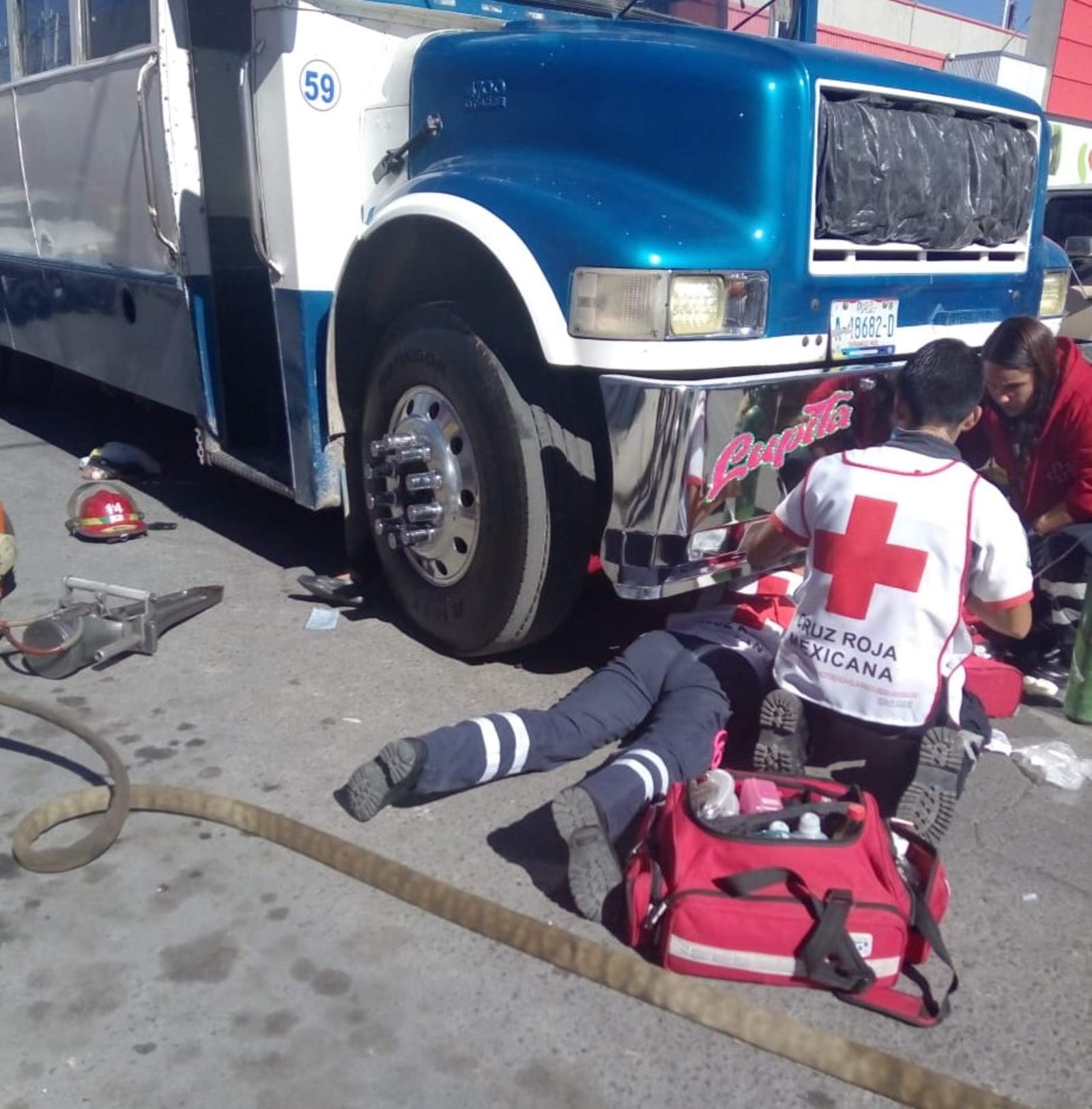 Mujer es arrollada por camión en Gómez Palacio; quedó atrapada debajo de la unidad. Noticias en tiempo real