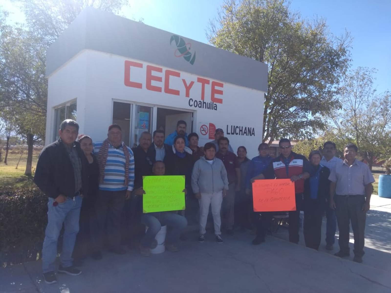 Maestros de CECyTE de Coahuila se manifiestan por falta de pago. Noticias en tiempo real