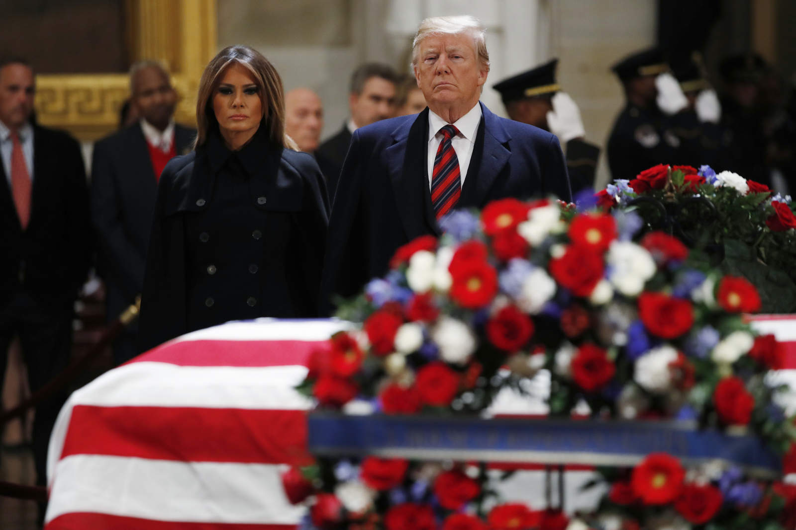 Trump rinde homenaje a Bush en el Capitolio. Noticias en tiempo real