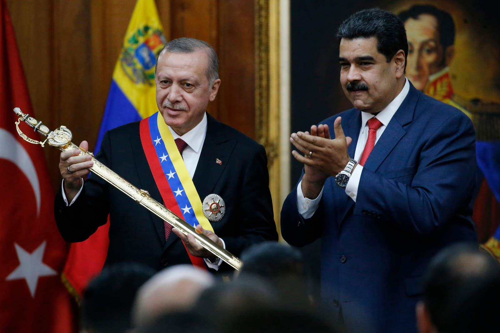 Maduro condecora a Erdogan; le entrega la réplica de espada de Bolívar. Noticias en tiempo real