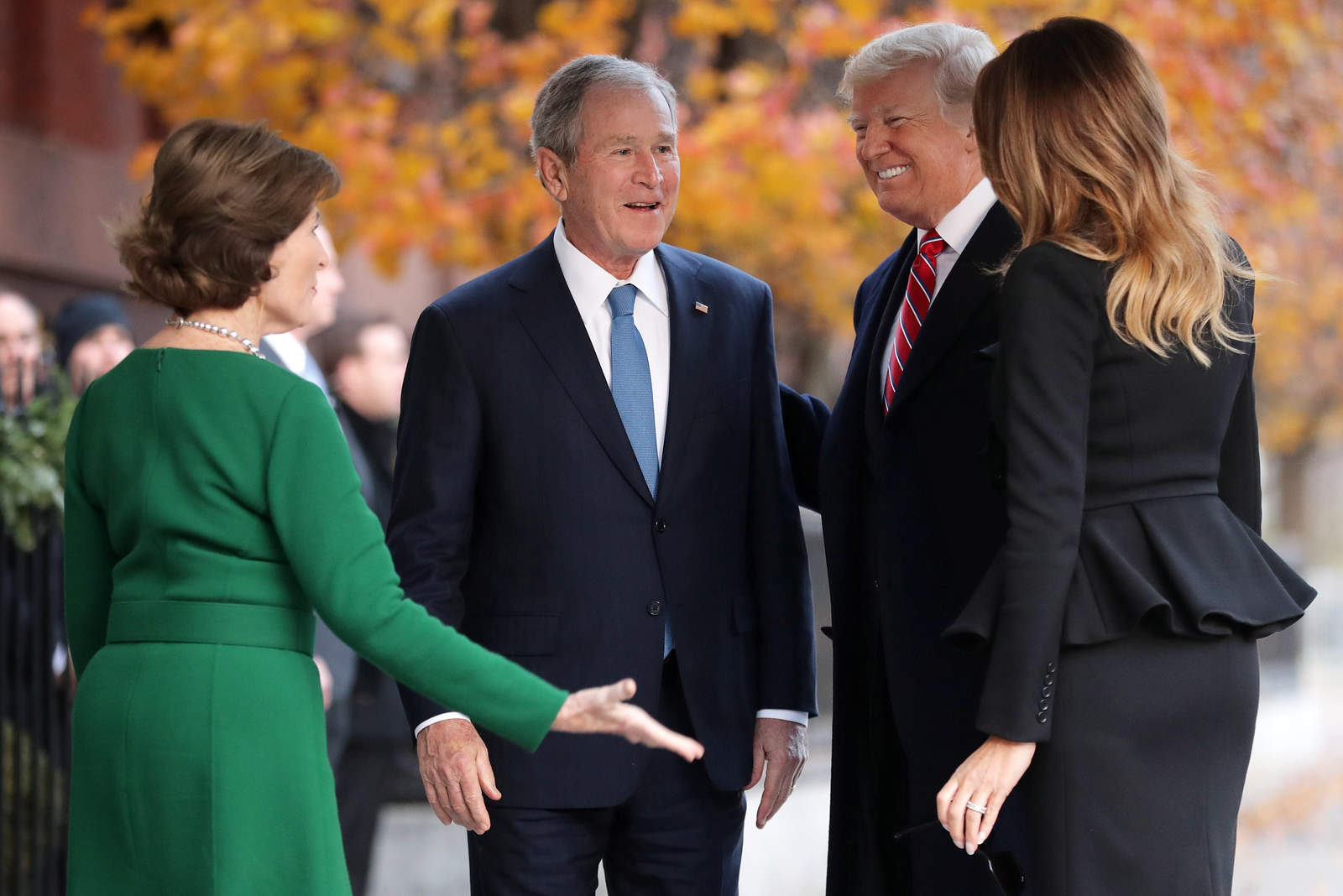 Se reúne Trump con Bush en vísperas del funeral de su padre. Noticias en tiempo real