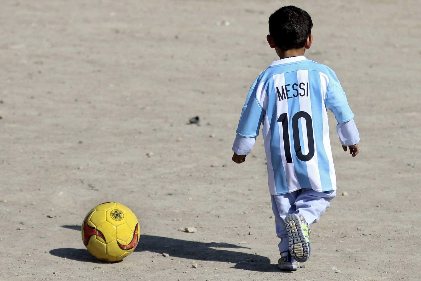 Talibanes amenazan a niño afgano aficionado a Messi. Noticias en tiempo real
