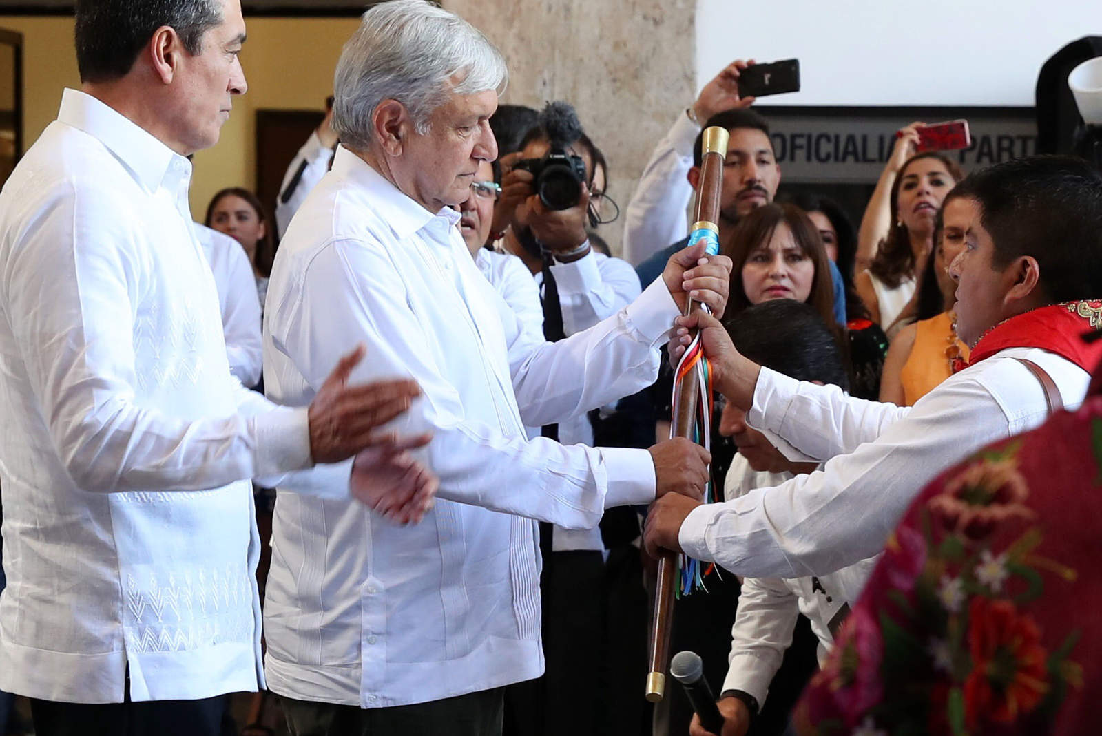 Entregan Bastón de Mando a López Obrador en Chiapas. Noticias en tiempo real