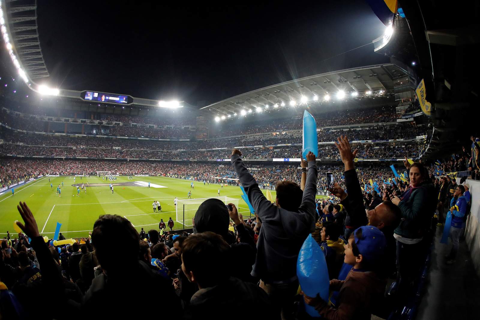Argentinos llenan de color el Bernabéu. Noticias en tiempo real