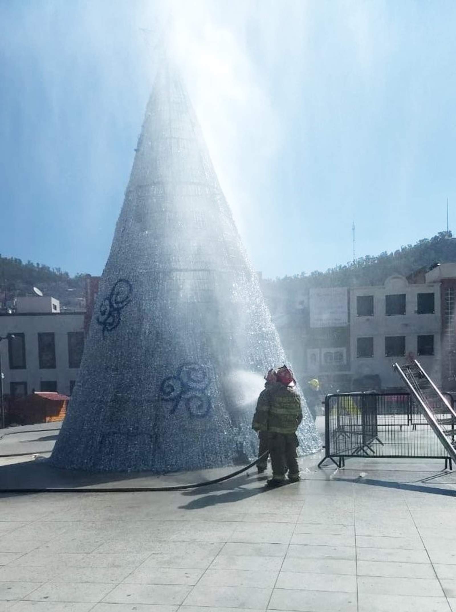 Sujeto prende fuego a árbol navideño en Pachuca. Noticias en tiempo real