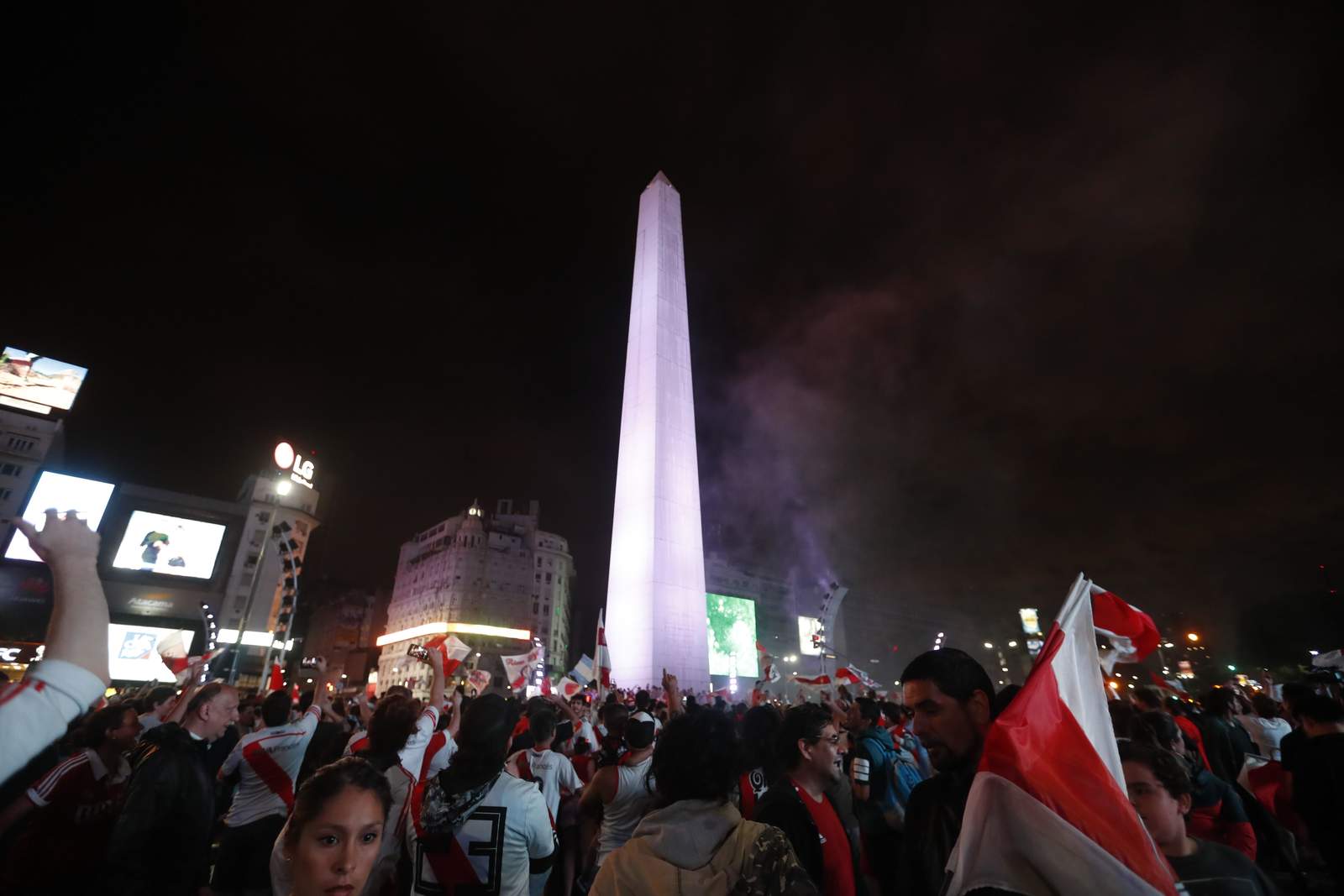 Aficionados de River invaden el Obelisco para fesjetar. Noticias en tiempo real