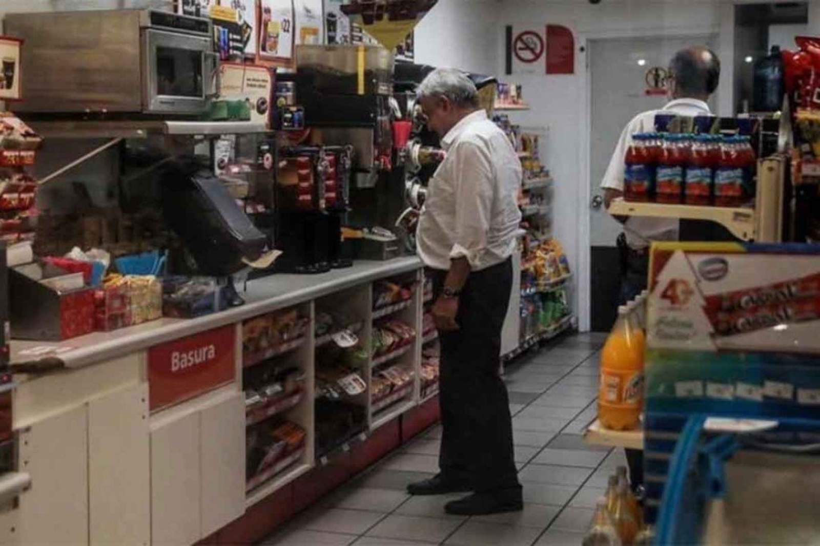 Captan a López Obrador comprando café en tienda de Nayarit. Noticias en tiempo real