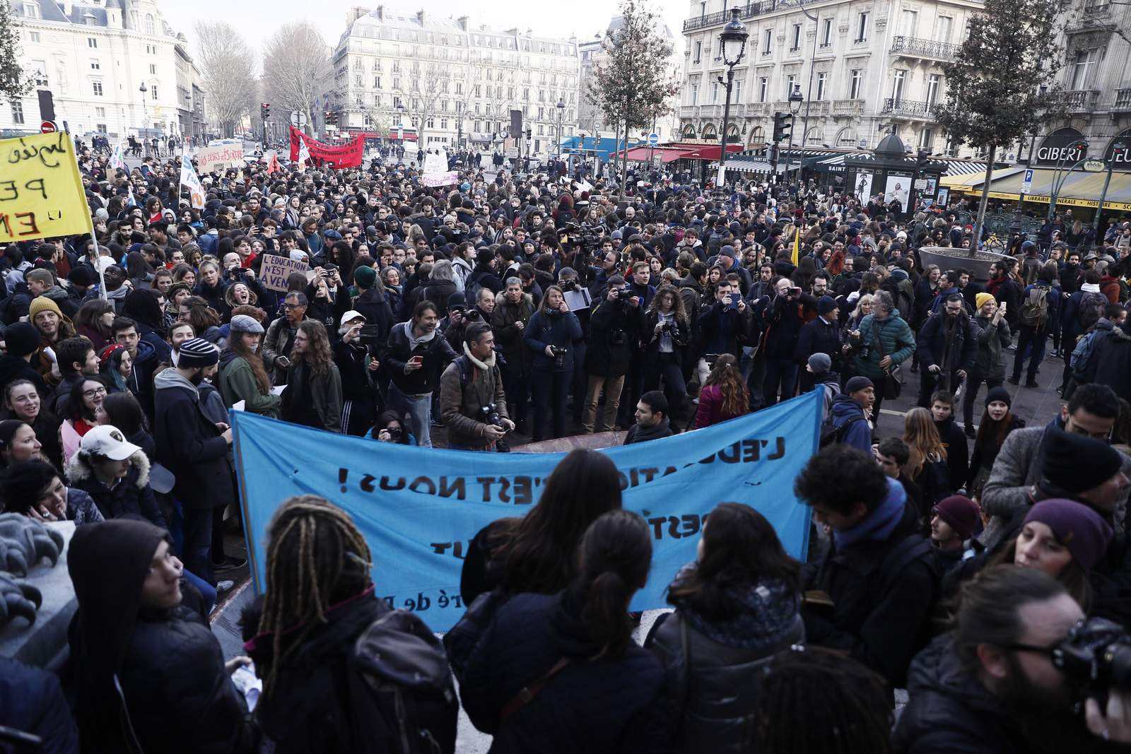 Miles de estudiantes protestan contra medidas de Macron. Noticias en tiempo real
