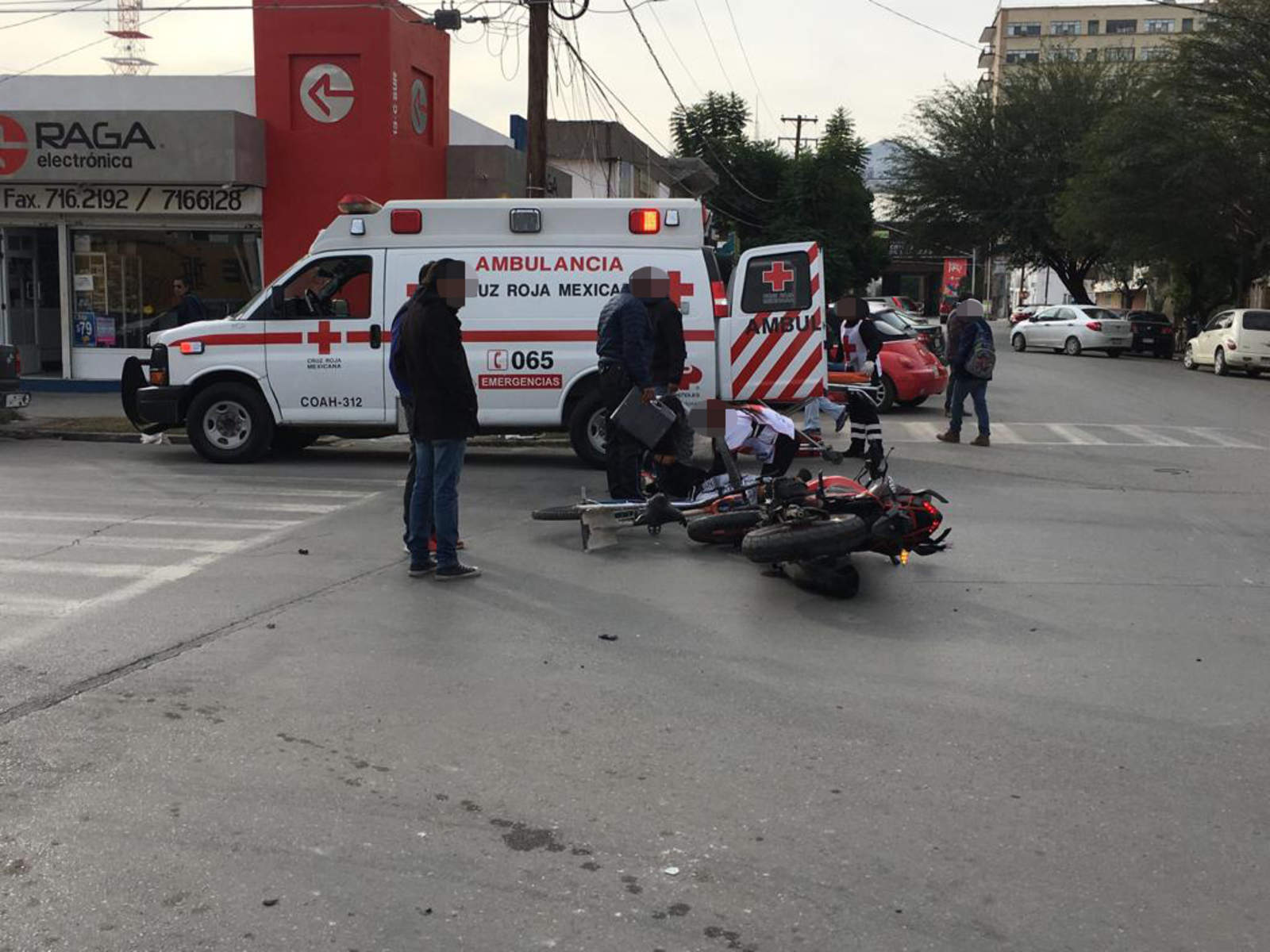 Motociclista se impacta contra ciclista en Torreón. Noticias en tiempo real