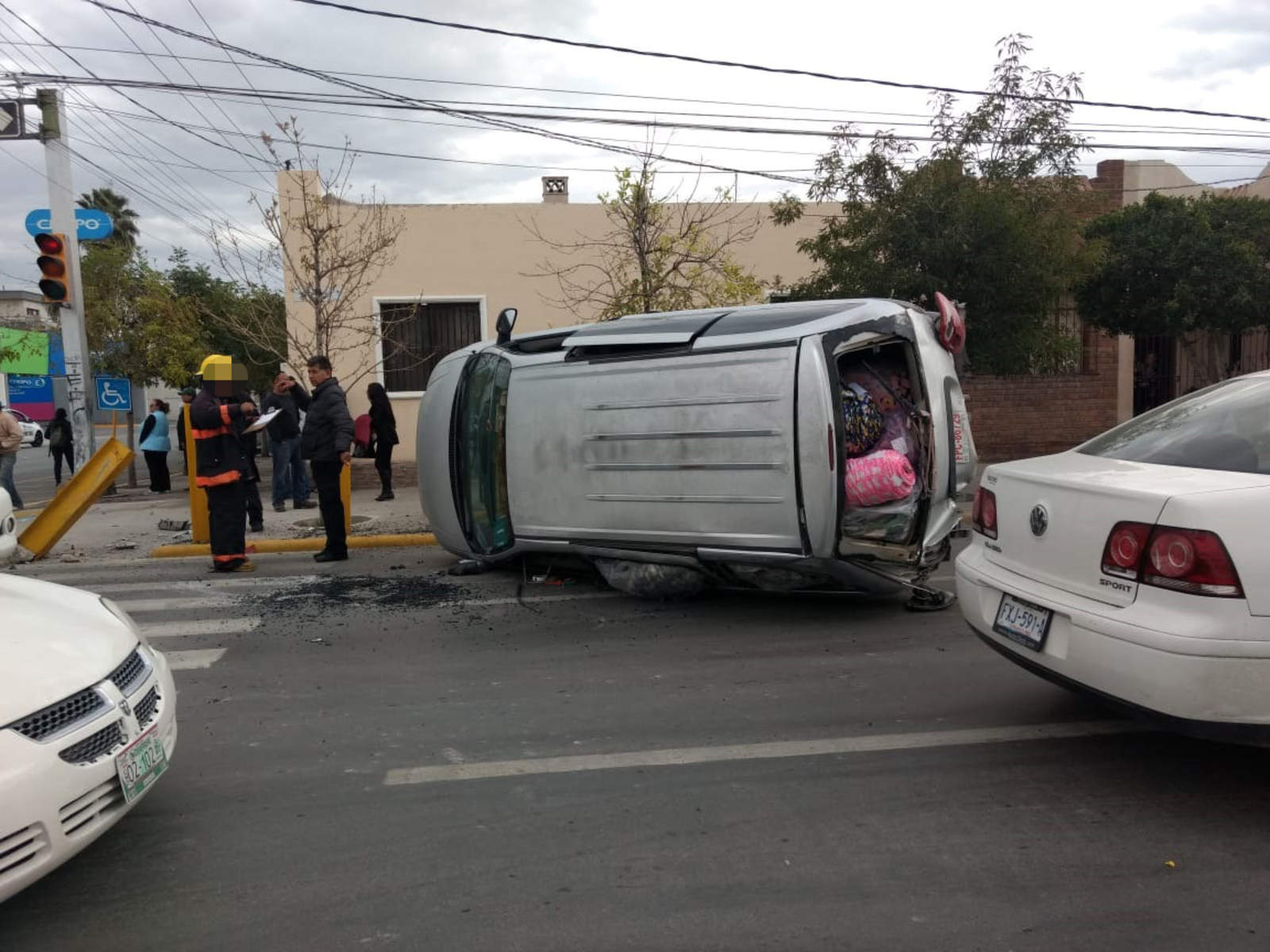 Se registra choque-volcadura en el Centro de Torreón. Noticias en tiempo real