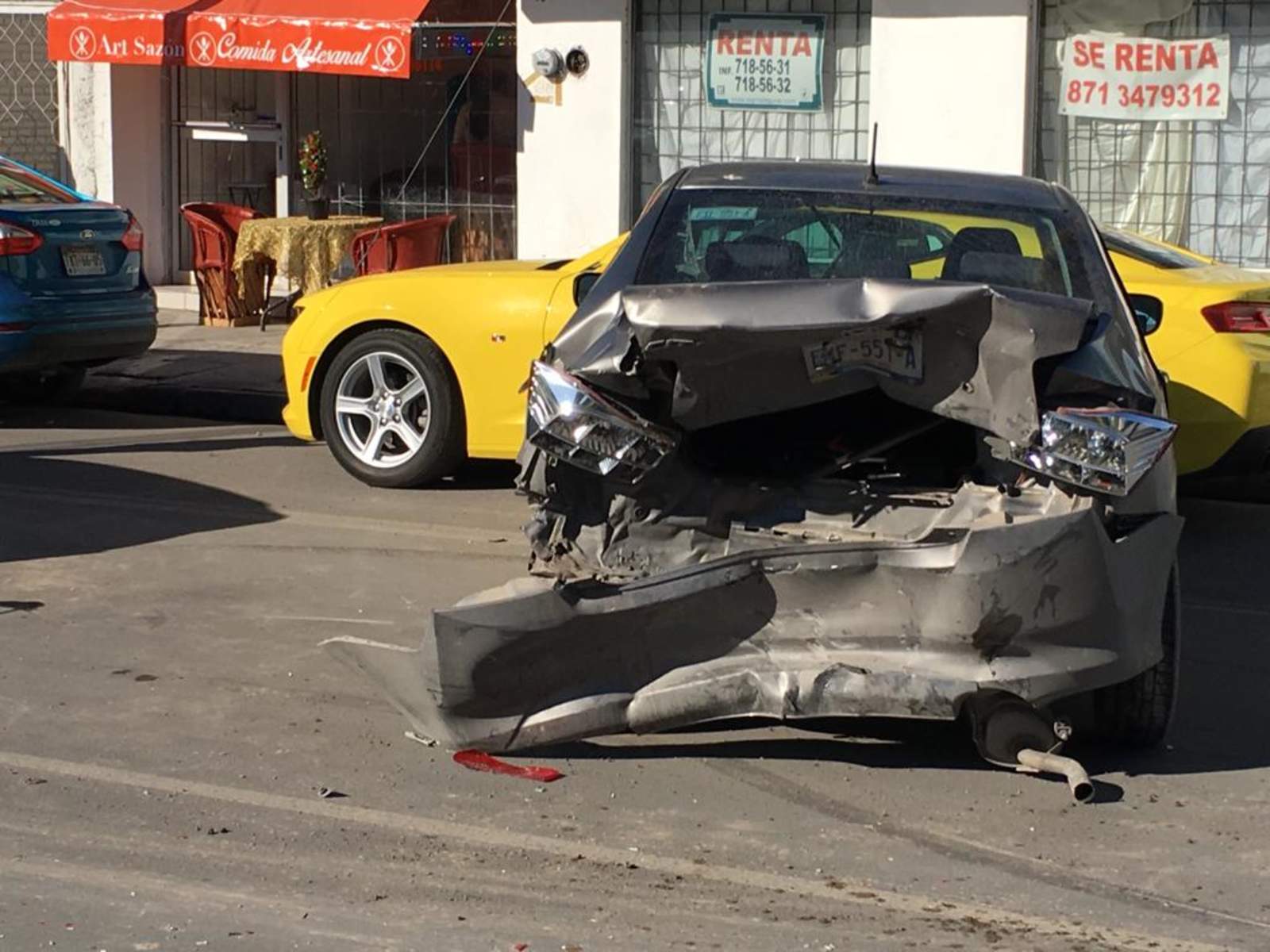Choque en Torreón deja daños en tres vehículos. Noticias en tiempo real