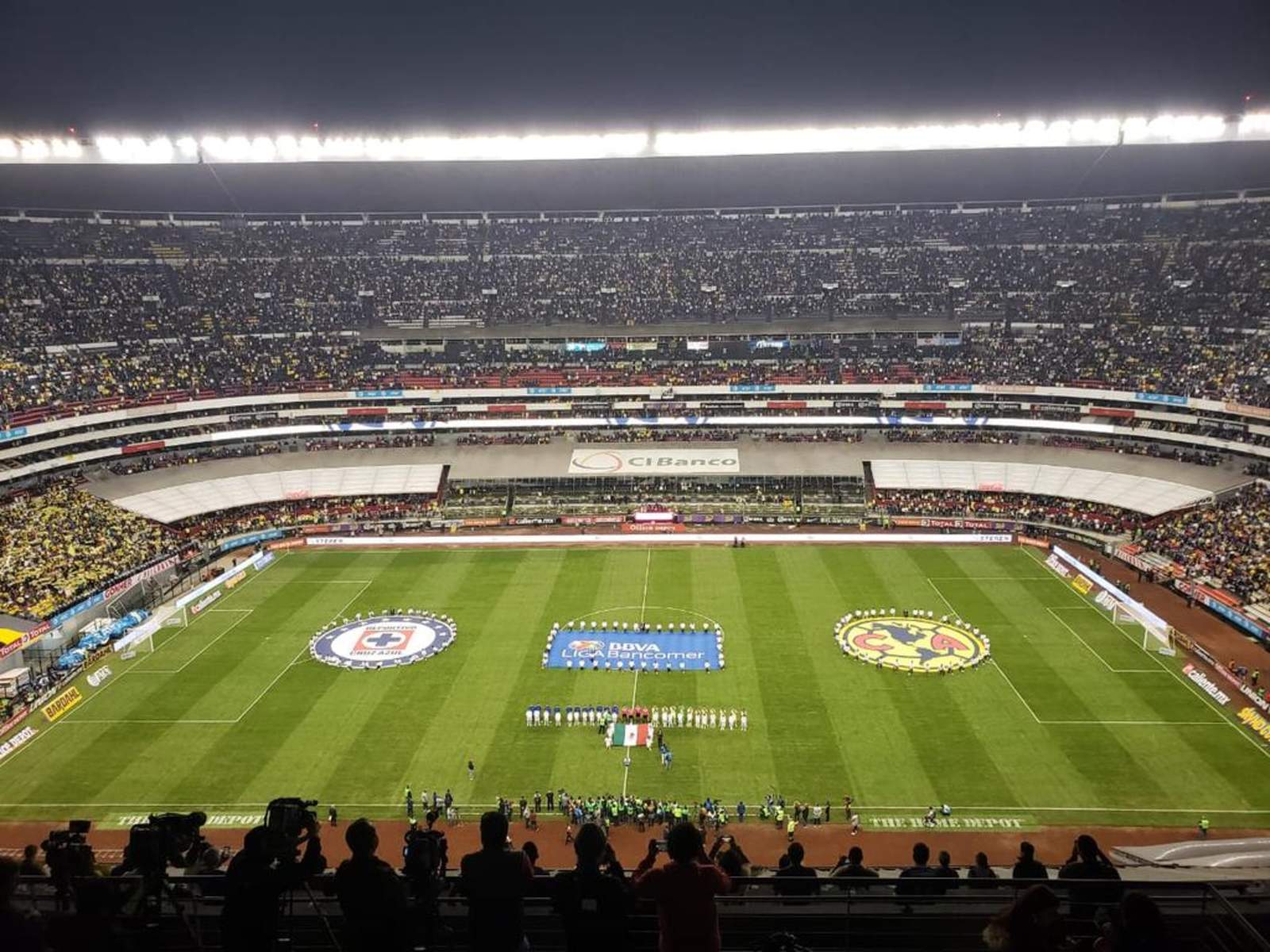 Barras no respetan Himno Nacional en final de ida de Liga MX. Noticias en tiempo real