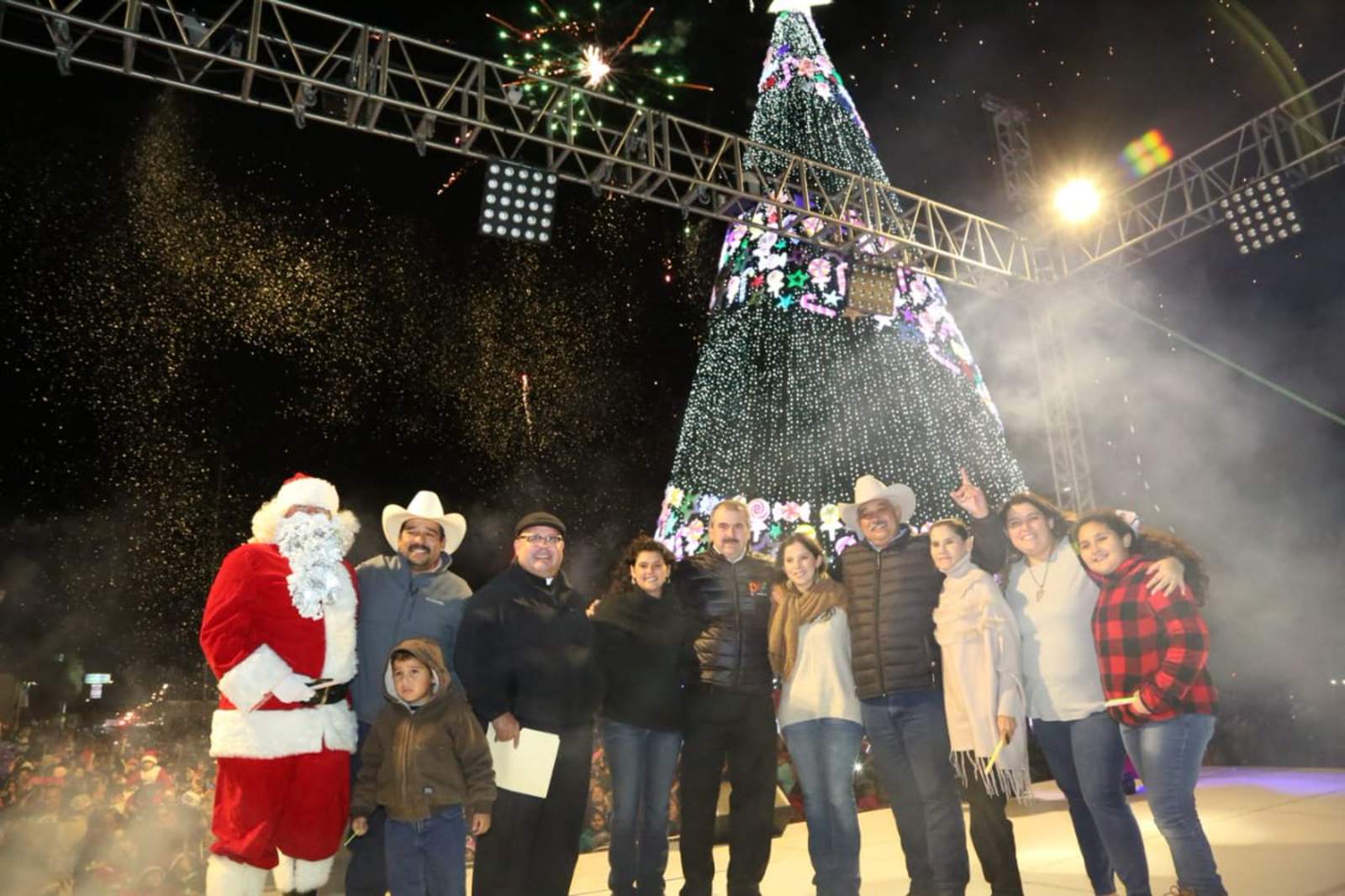 Encienden pino navideño en Sabinas. Noticias en tiempo real