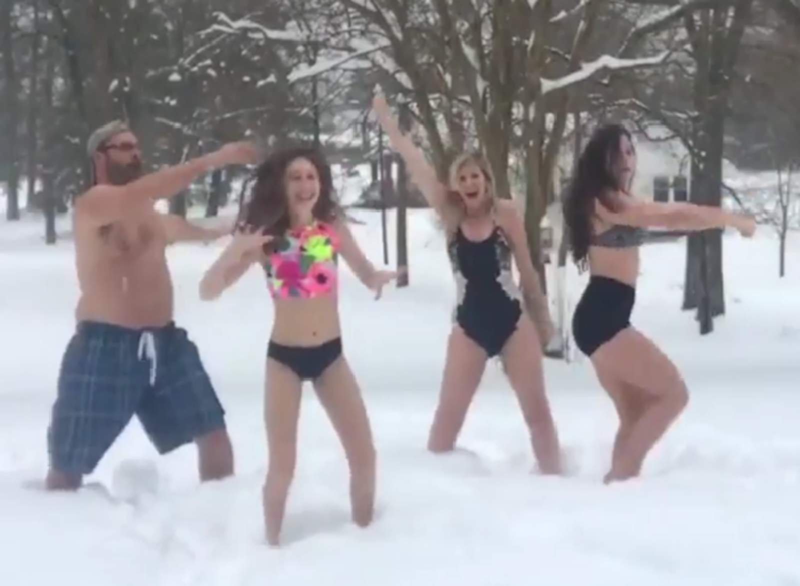 Familia causa sensación bailando en la nieve. Noticias en tiempo real