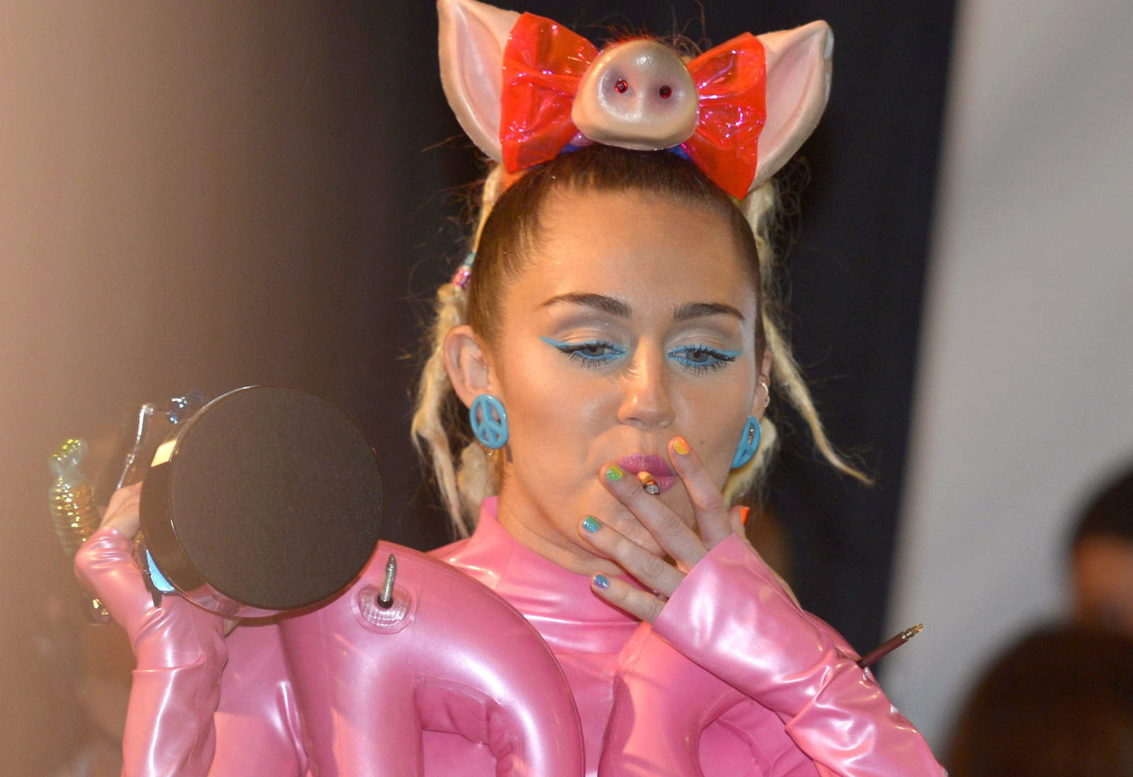 Miley Cyrus confiesa que su mamá la hizo volver a fumar marihuana. Noticias en tiempo real