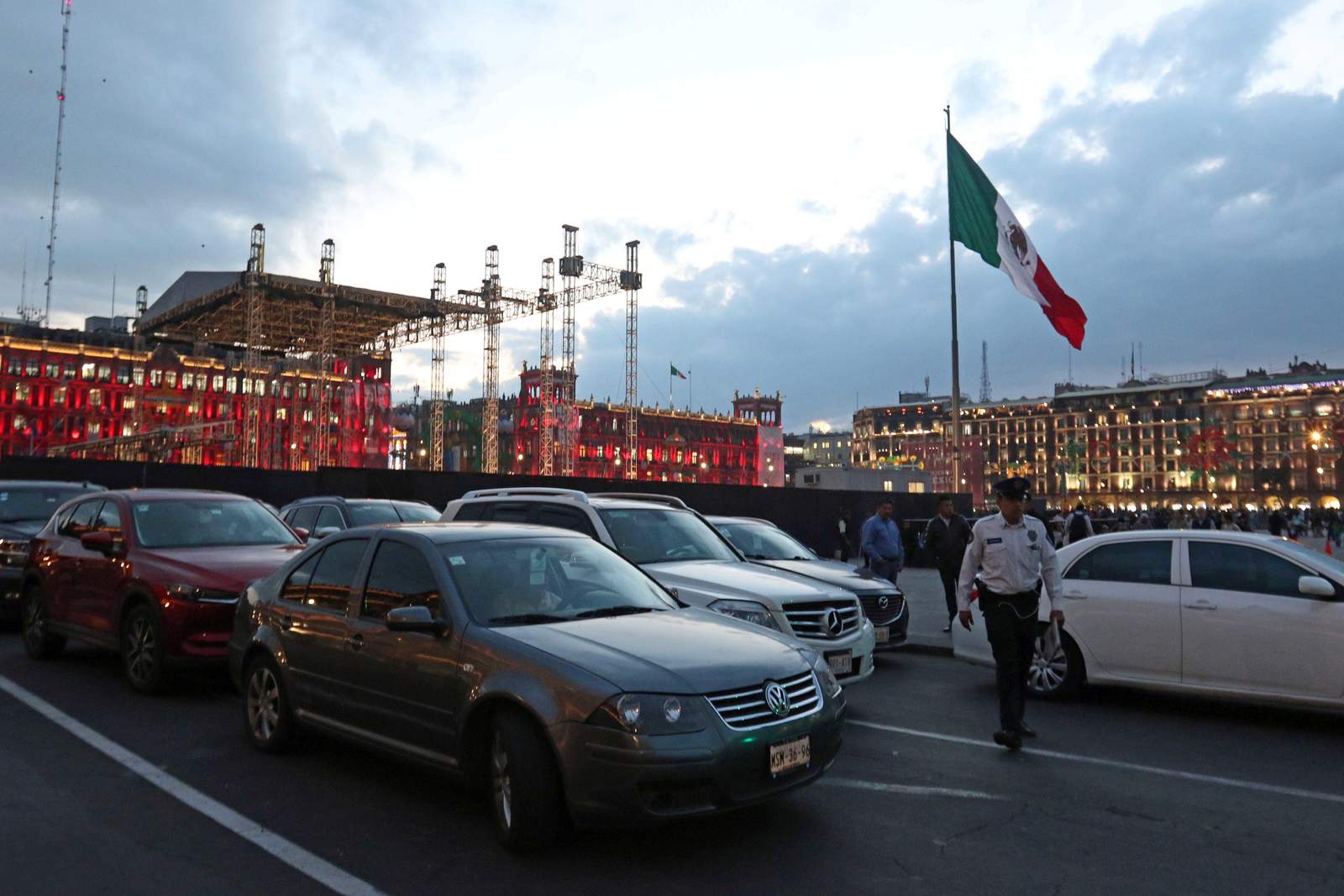 Infraccionan a legisladores por estacionar sus autos en el Zócalo. Noticias en tiempo real