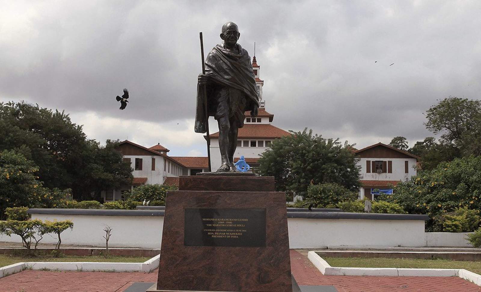Retiran estatua de Ghandi de universidad; lo acusan de racismo. Noticias en tiempo real