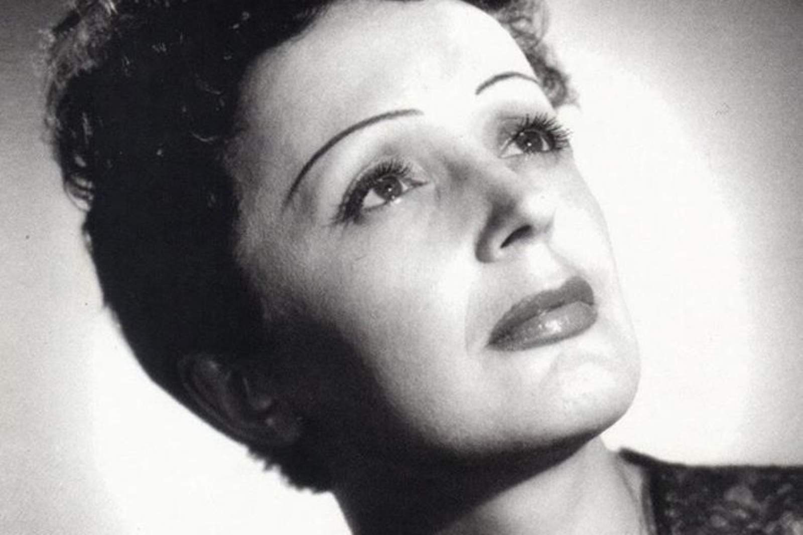 Edith Piaf, célebre cantante francesa. Noticias en tiempo real