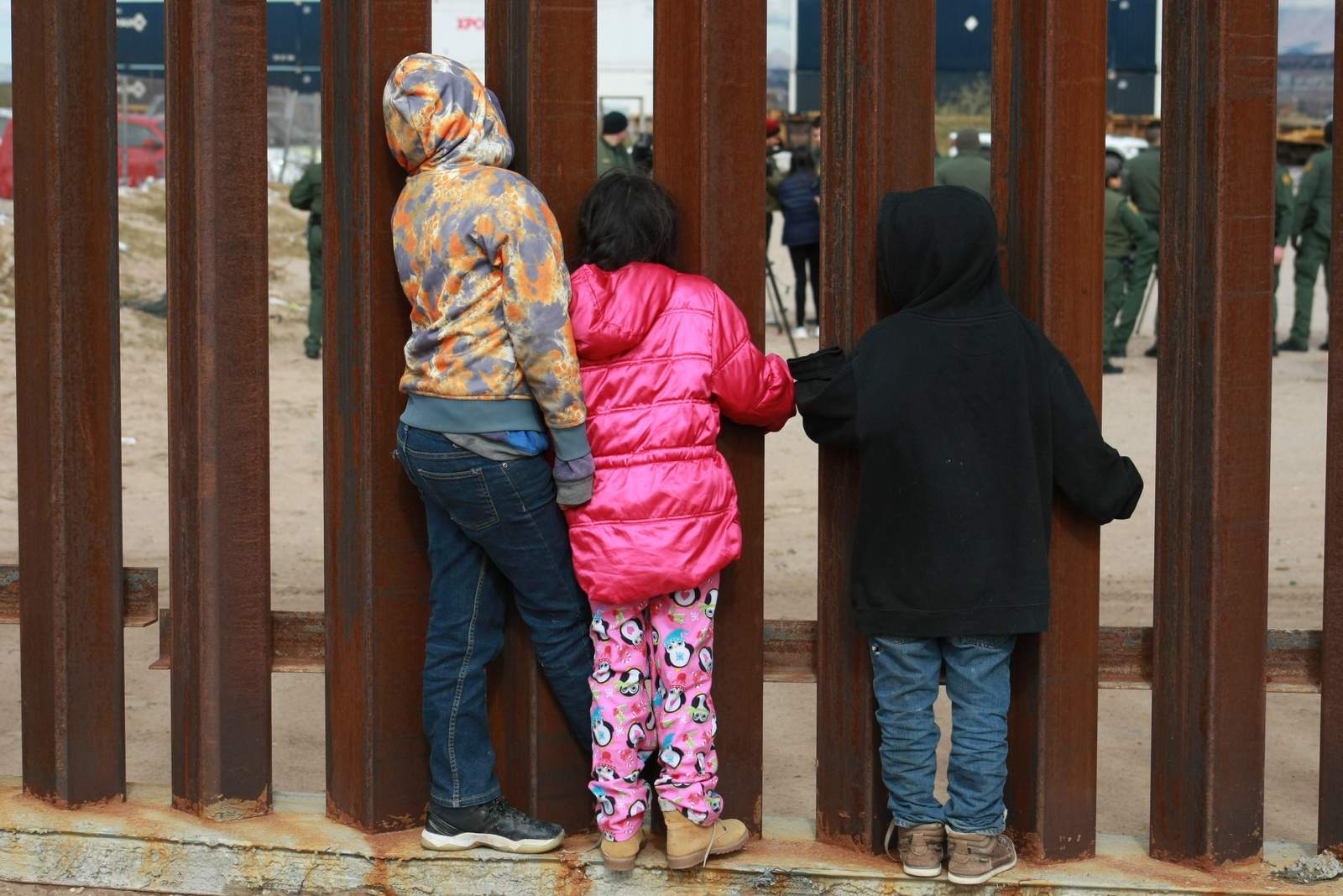 Revierte EU política para quien patrocine niños migrantes. Noticias en tiempo real