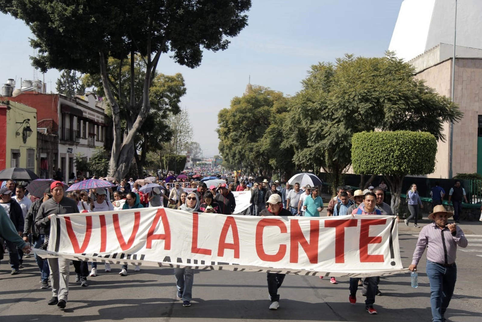 Cientos de profesores protestan adeudo de pagos en Michoacán. Noticias en tiempo real