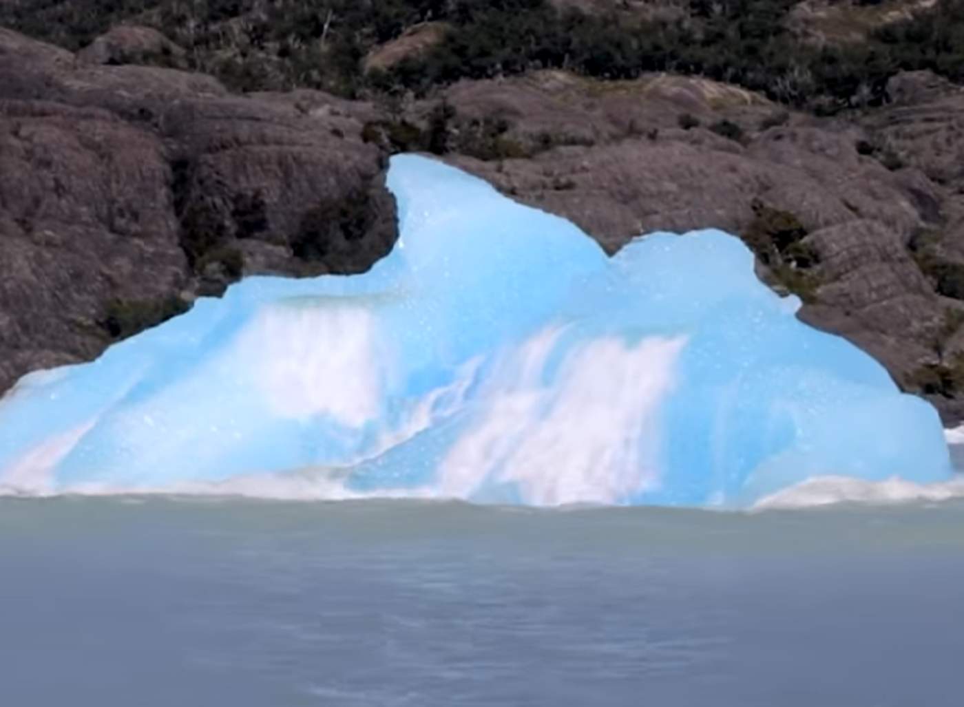 El increíble video del iceberg que gira y cambia de color. Noticias en tiempo real