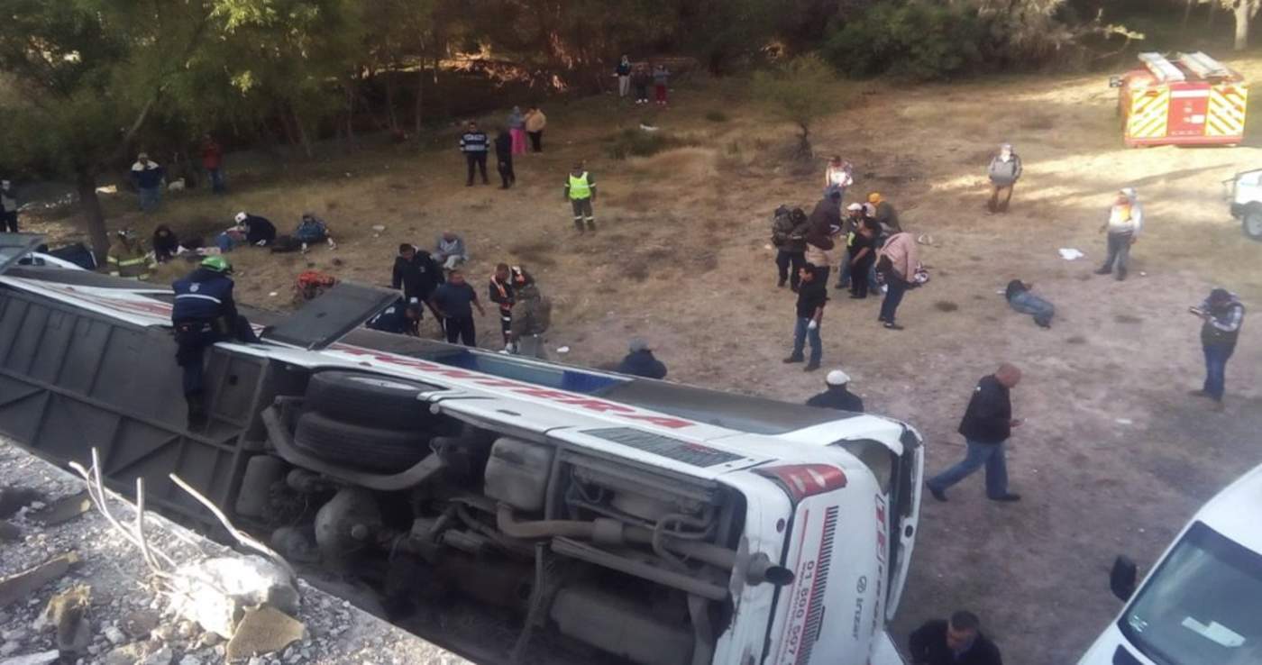 Fiscalía confirma 5 muertos en accidente de autobús en SLP. Noticias en tiempo real
