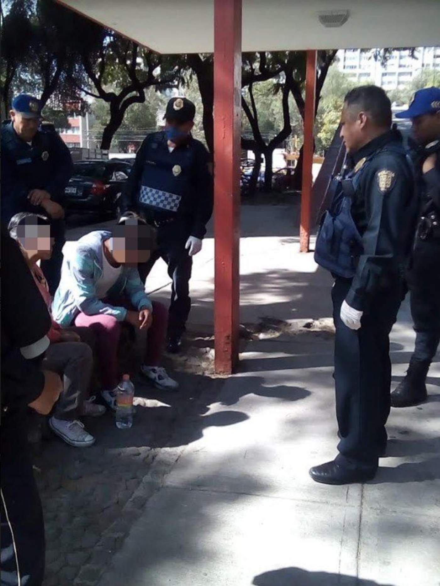 Policías evitan suicidio de joven en Tlatelolco. Noticias en tiempo real