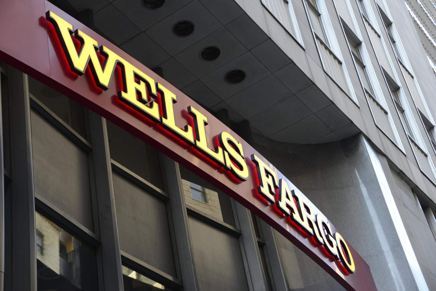 Banco Wells Fargo deberá pagar 575 mdd por malas prácticas. Noticias en tiempo real