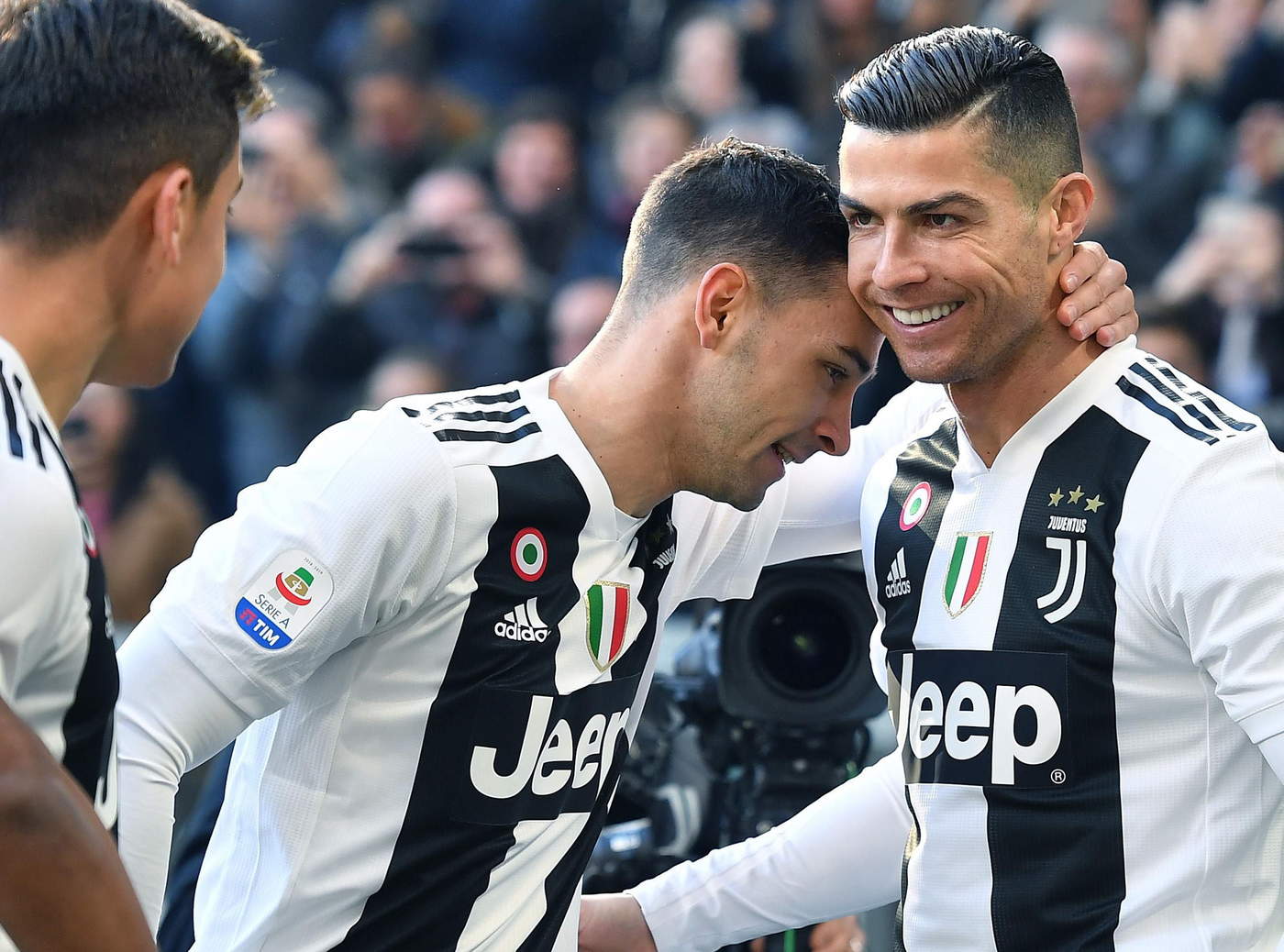 Cristiano Ronaldo anota doblete y el VAR ayuda a que Juventus gane. Noticias en tiempo real