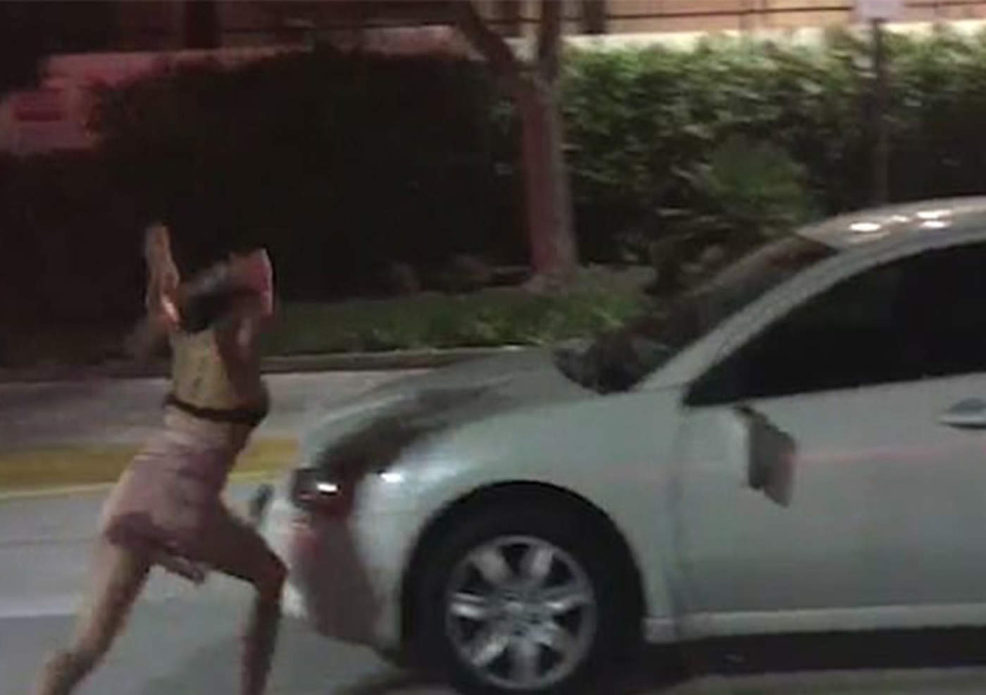 Chica agrede vehículo de Uber tras bajarla por vomitar. Noticias en tiempo real