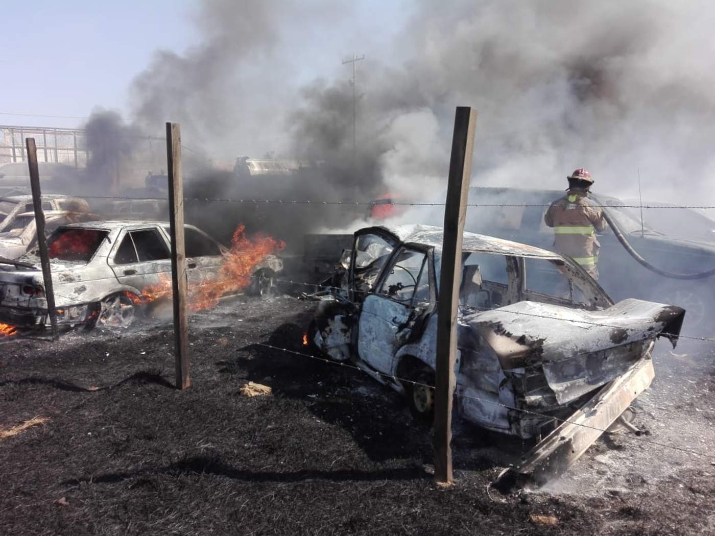 Incendio consume 20 vehículos en Gómez Palacio. Noticias en tiempo real