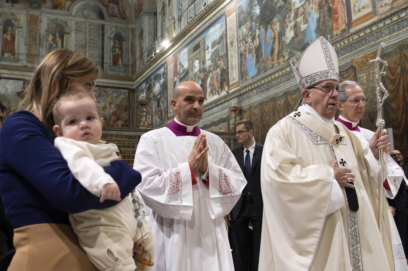 Está bien discutir, pero no ante niños, dice Papa a padres. Noticias en tiempo real