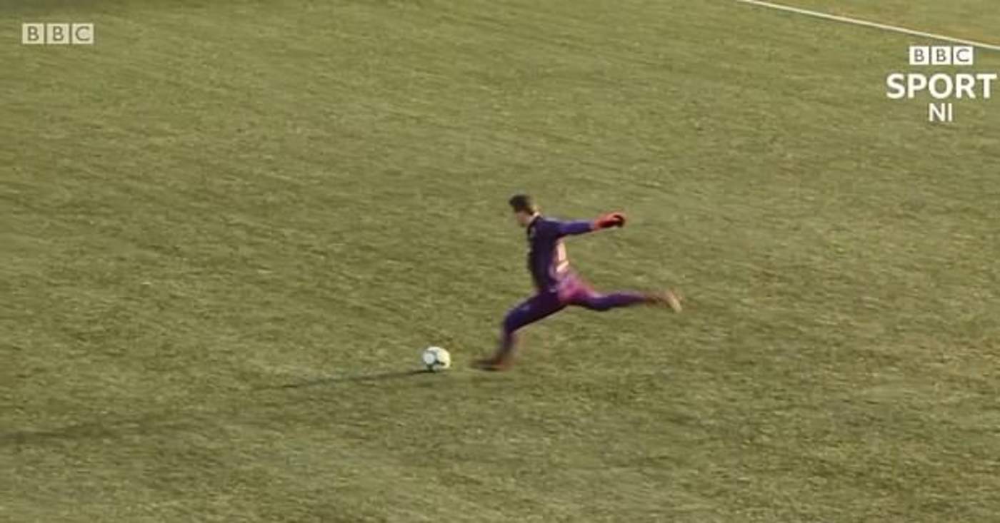 Portero norirlandés anota increíble gol a 60 metros de distancia. Noticias en tiempo real