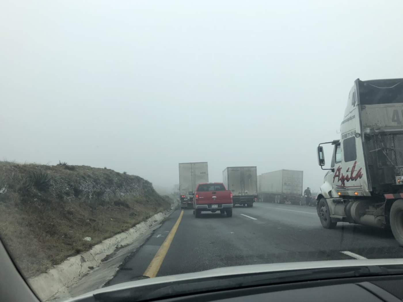 Cierran la autopista Saltillo-Monterrey por densa niebla. Noticias en tiempo real